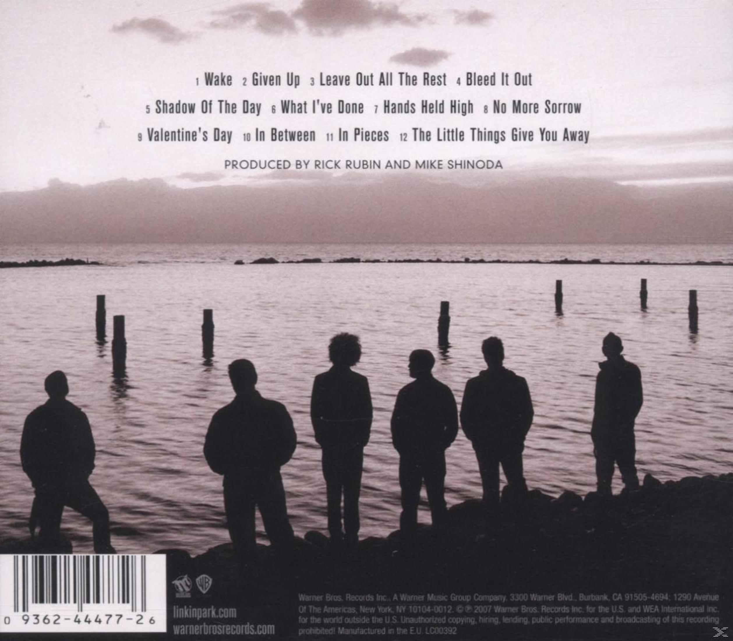 Copertina dell'album con un gruppo di persone in piedi vicino all'acqua, in silhouette.