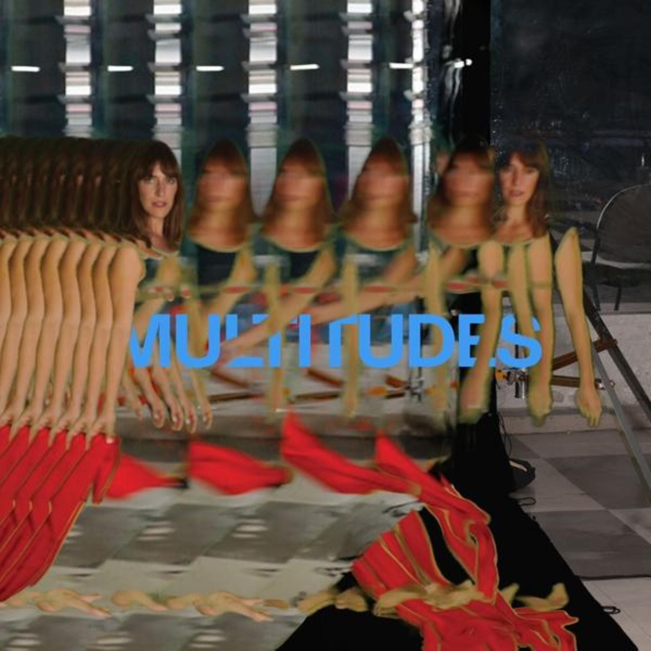 Immagine sfocata di una donna duplicata più volte con la parola MULTITUDES.