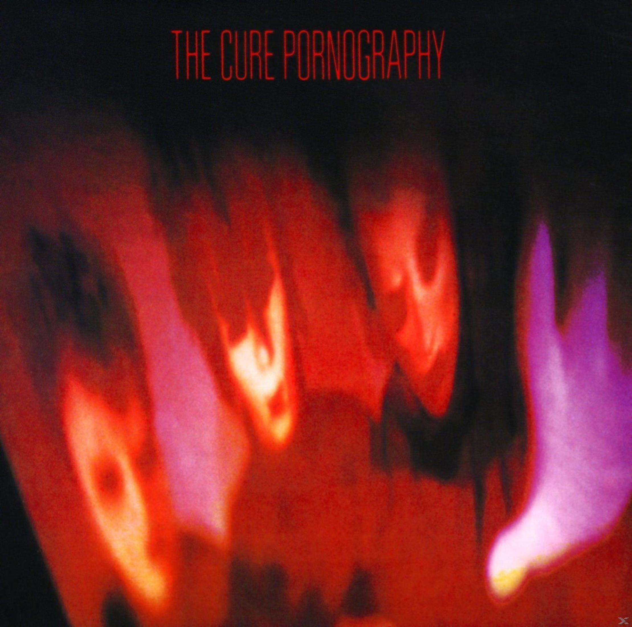 Copertina dell'album con volti sfocati in rosso e il titolo 'The Cure Pornography'.