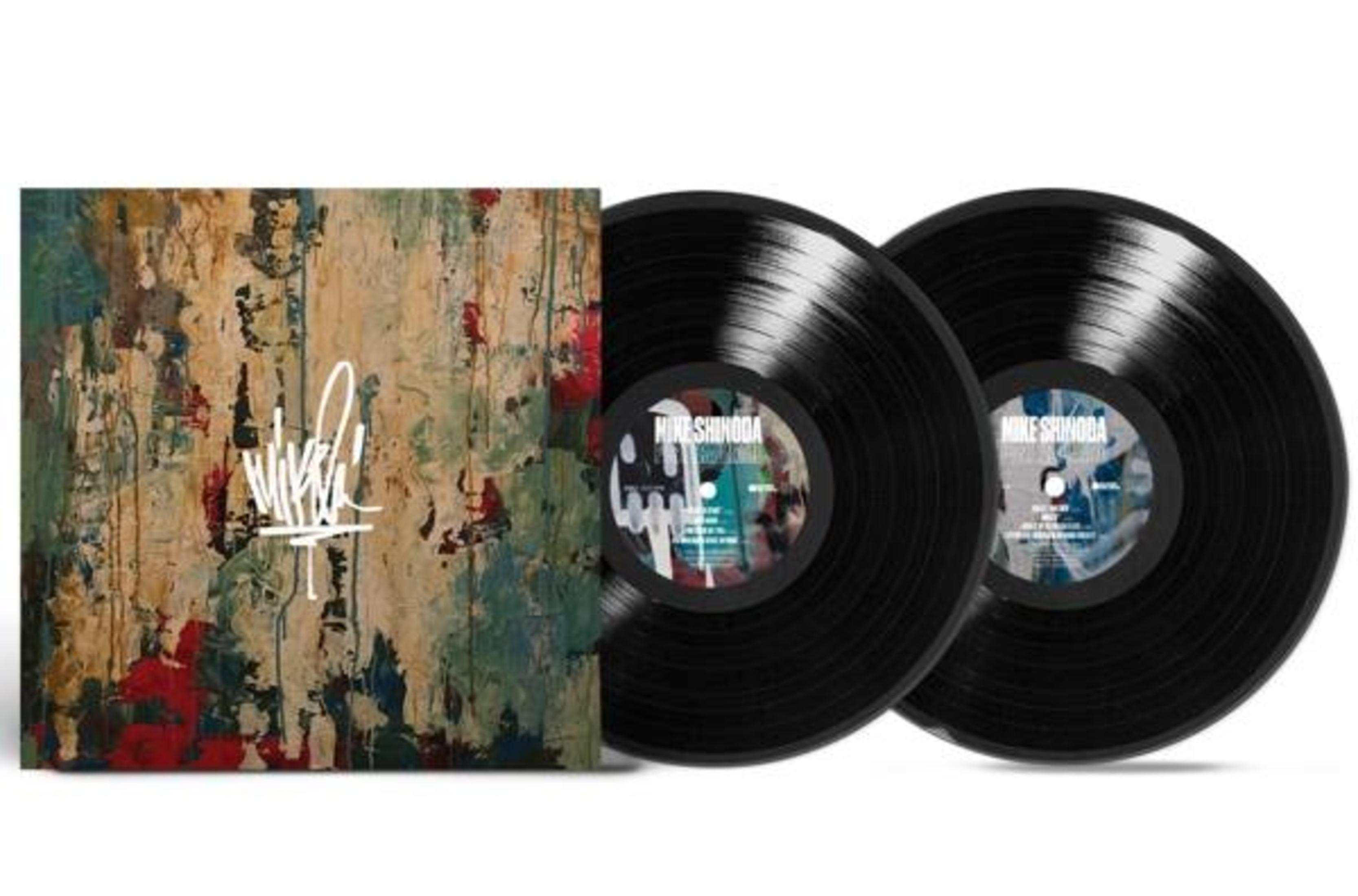 Album: due dischi in vinile nero accanto alla copertina, arte astratta.