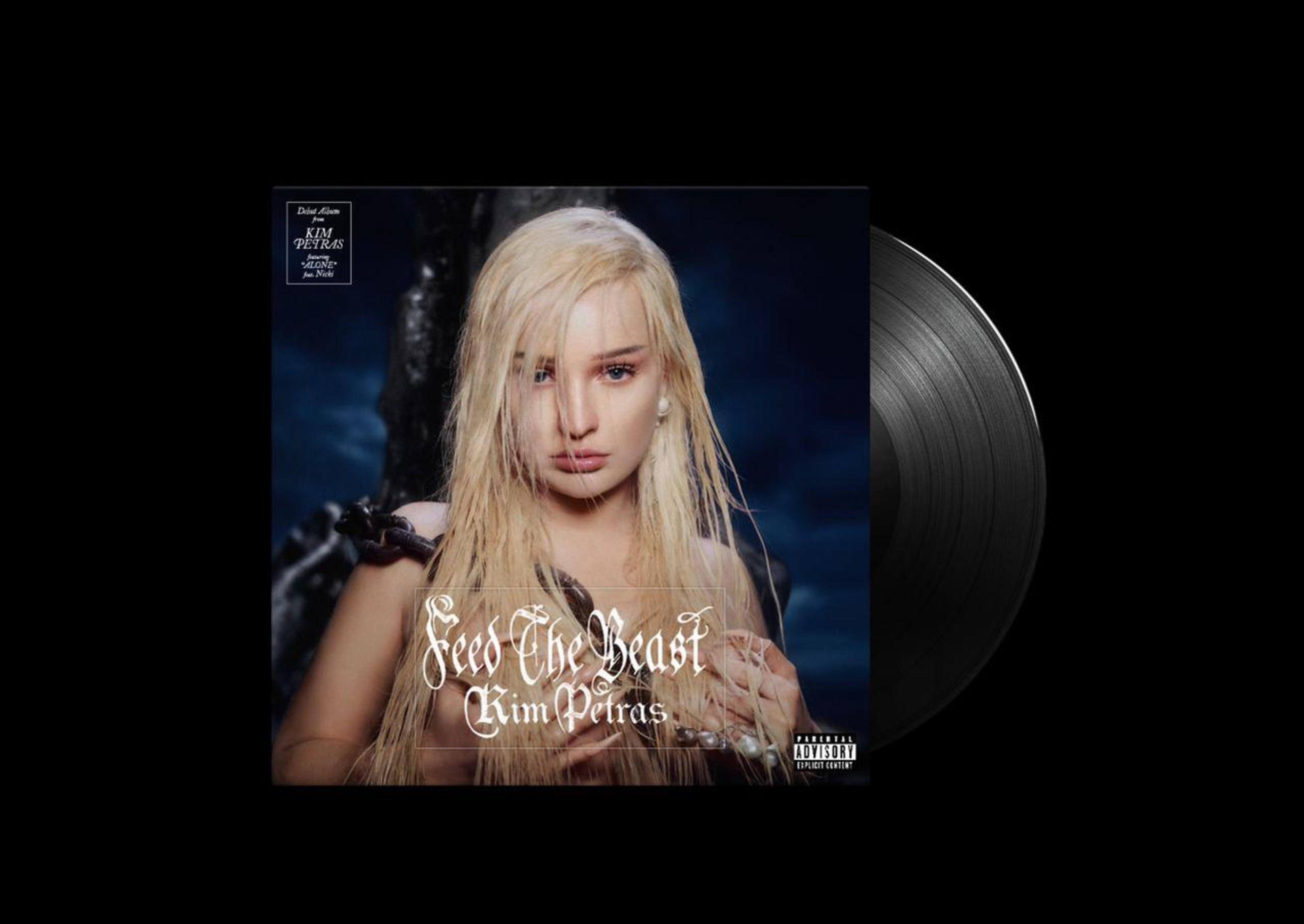 Donna sulla copertina dell'album con vinile. Testo: Feed The Beast, Kim Petras.