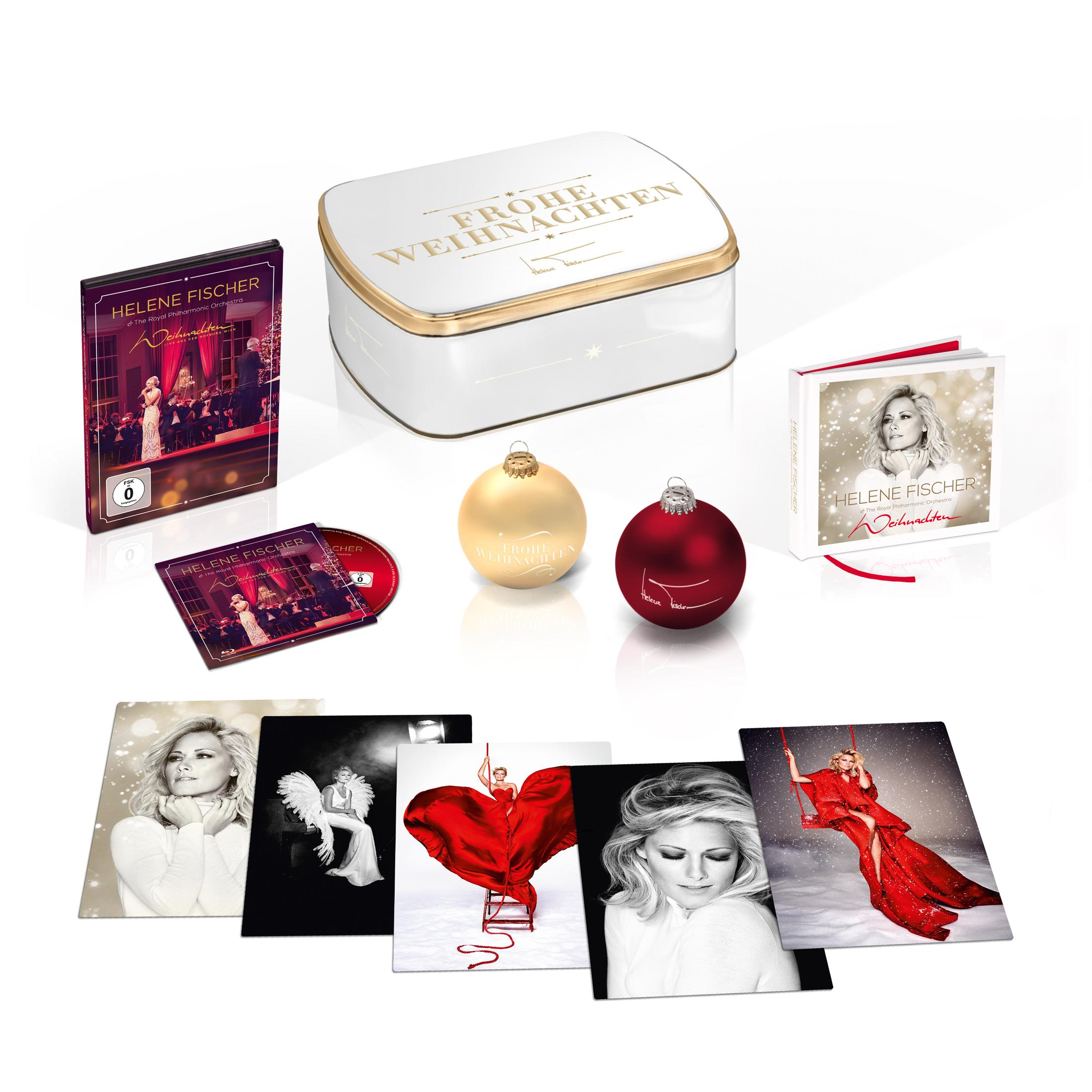 Een verzameling items, waaronder een doos, cd en foto's. Tekst luidt Frohe Weihnachten.