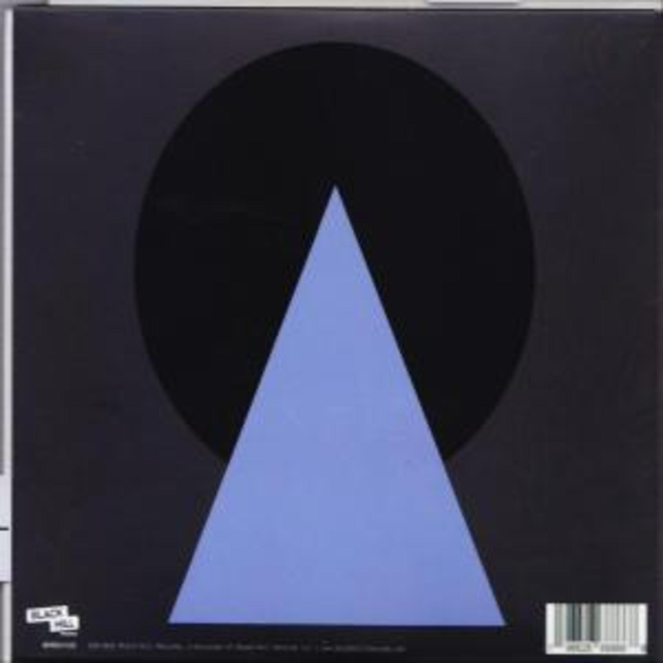 Albumhoes: een blauwe driehoek over een zwarte cirkel, op een donkerblauwe achtergrond.
