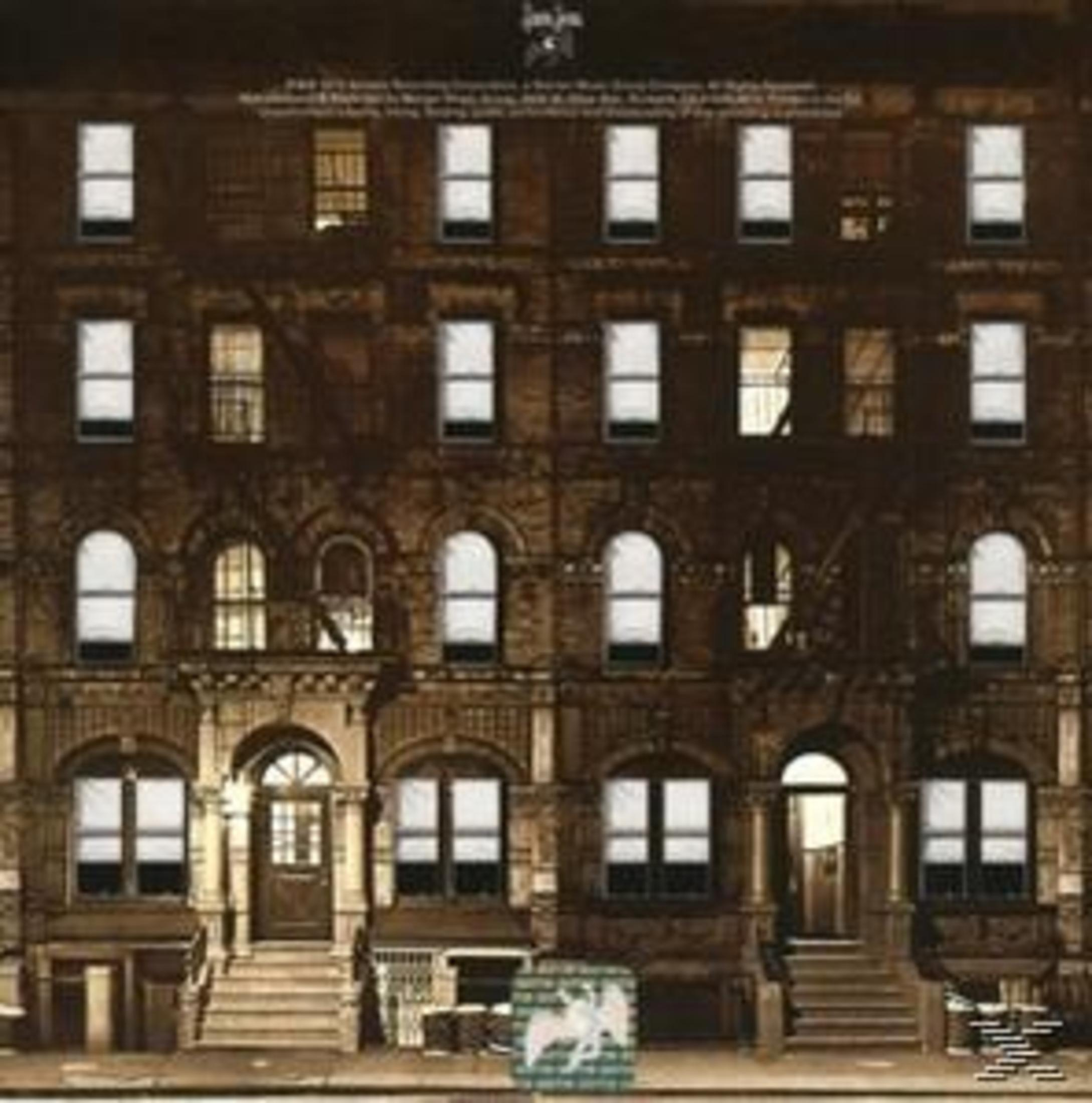 Copertina dell'album: Uno scatto notturno di un edificio in mattoni marroni con finestre illuminate.