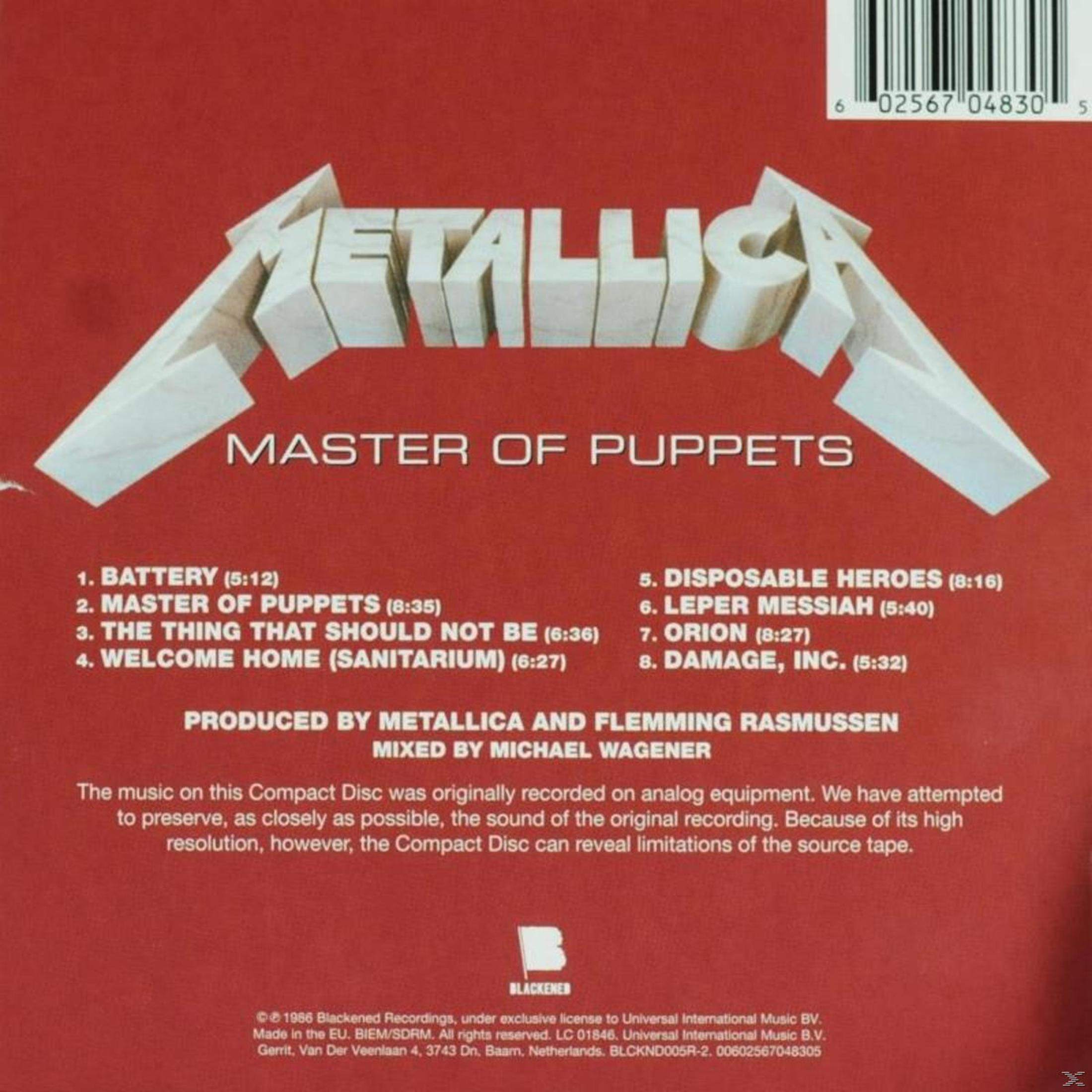 Metallica albumhoes, 'Master of Puppets'. Een wit metalen logo boven een lijst met nummers en tekst onderaan.