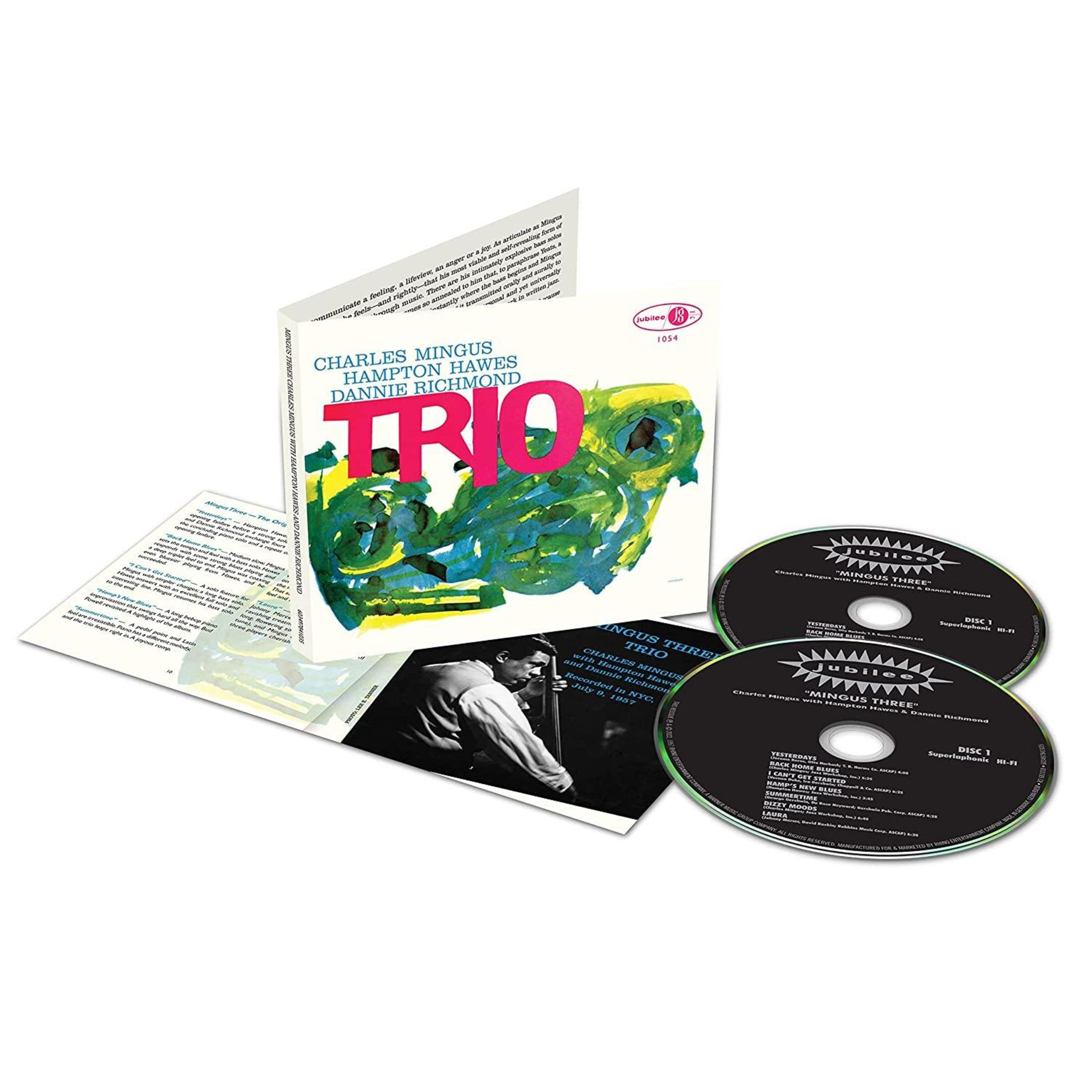 Copertina dell'album con un libretto aperto e due CD, con il titolo Charles Mingus Trio.