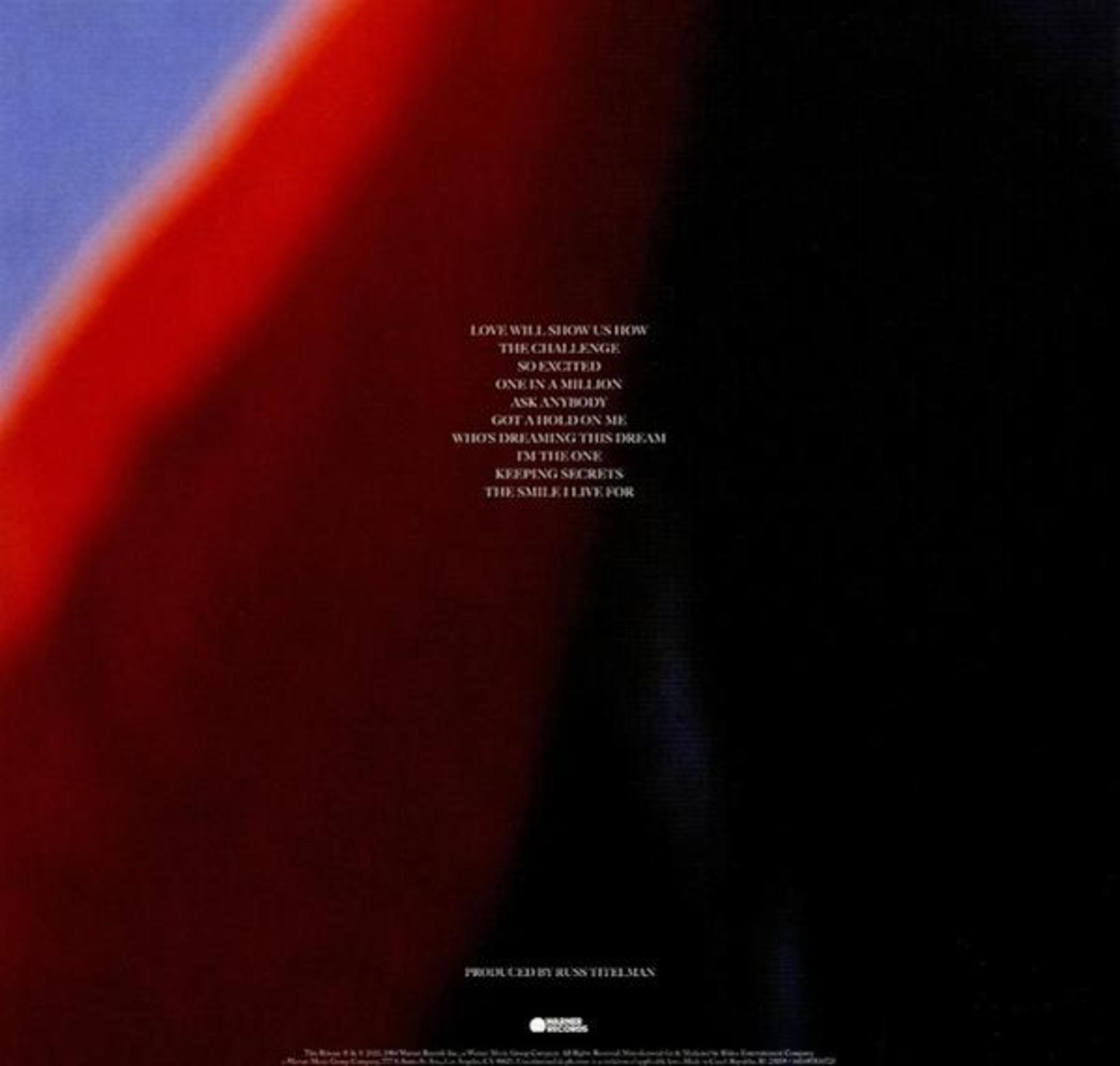 Contraportada del álbum con un degradado rojo y azul, con una lista de canciones e información del álbum.