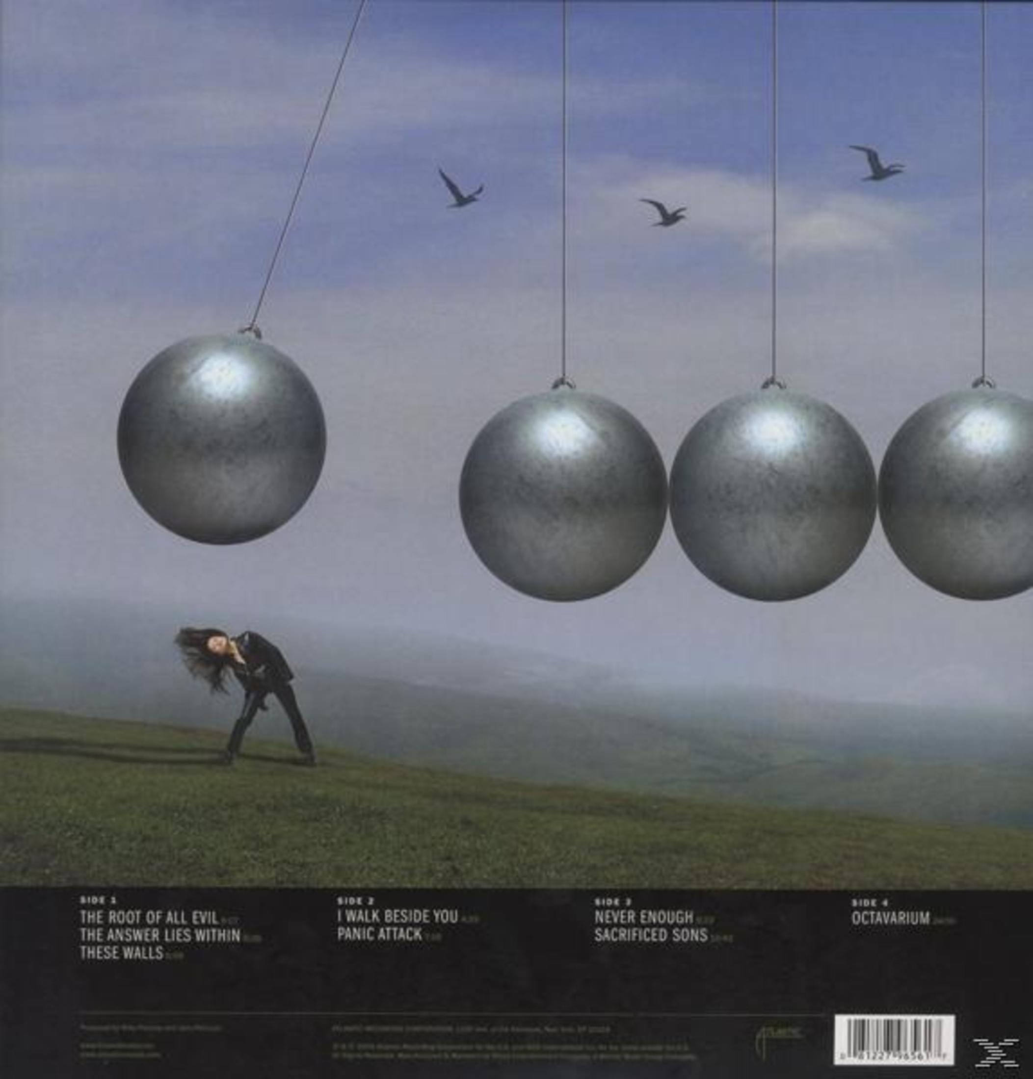 Copertina dell'album con pendoli e uccelli. Una persona è in piedi. Testo: The Mars Volta.