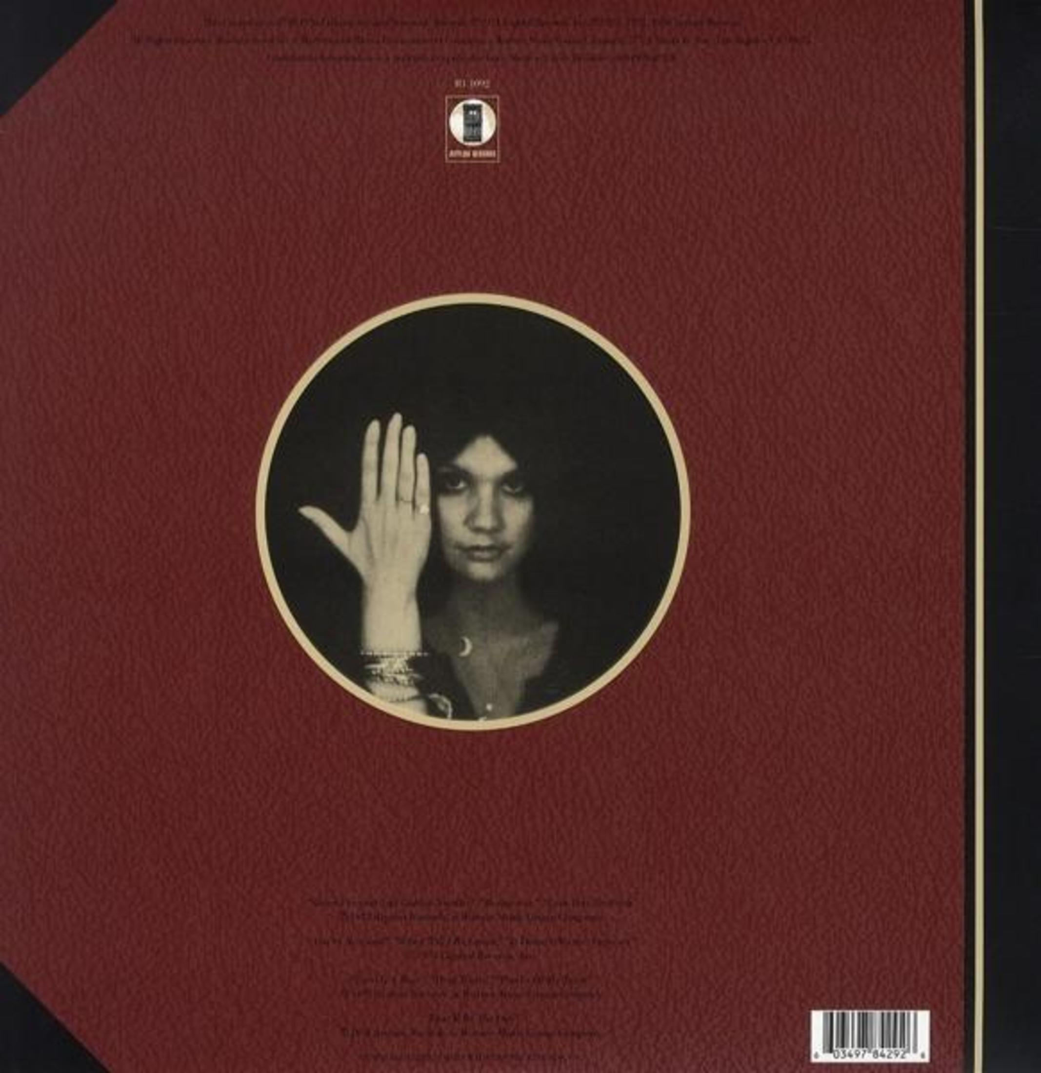 Albumhoes met het gezicht van een vrouw in een cirkel, hand over haar oog, met een rode achtergrond.