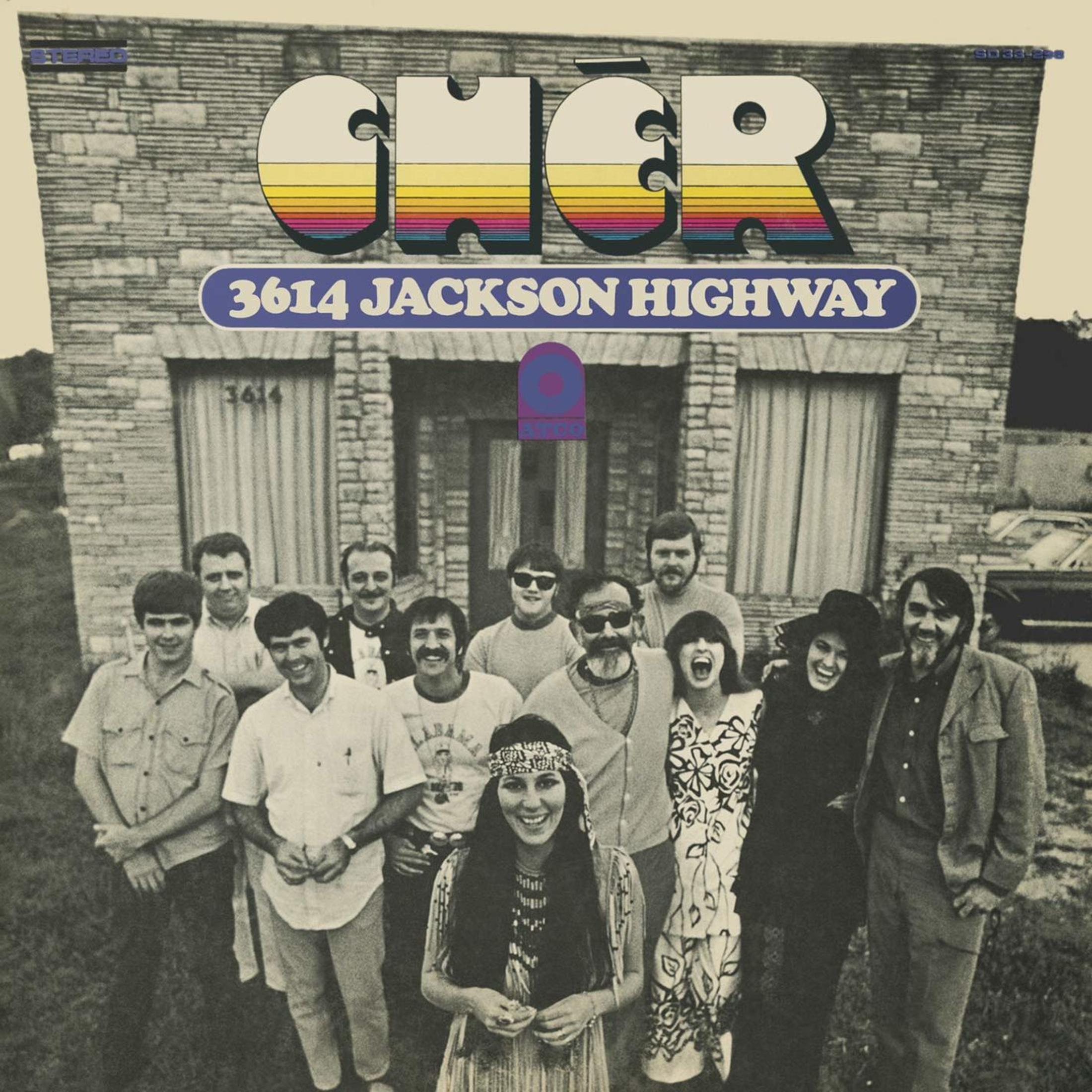 Copertina dell'album di Cher con un gruppo di persone, font retrò.