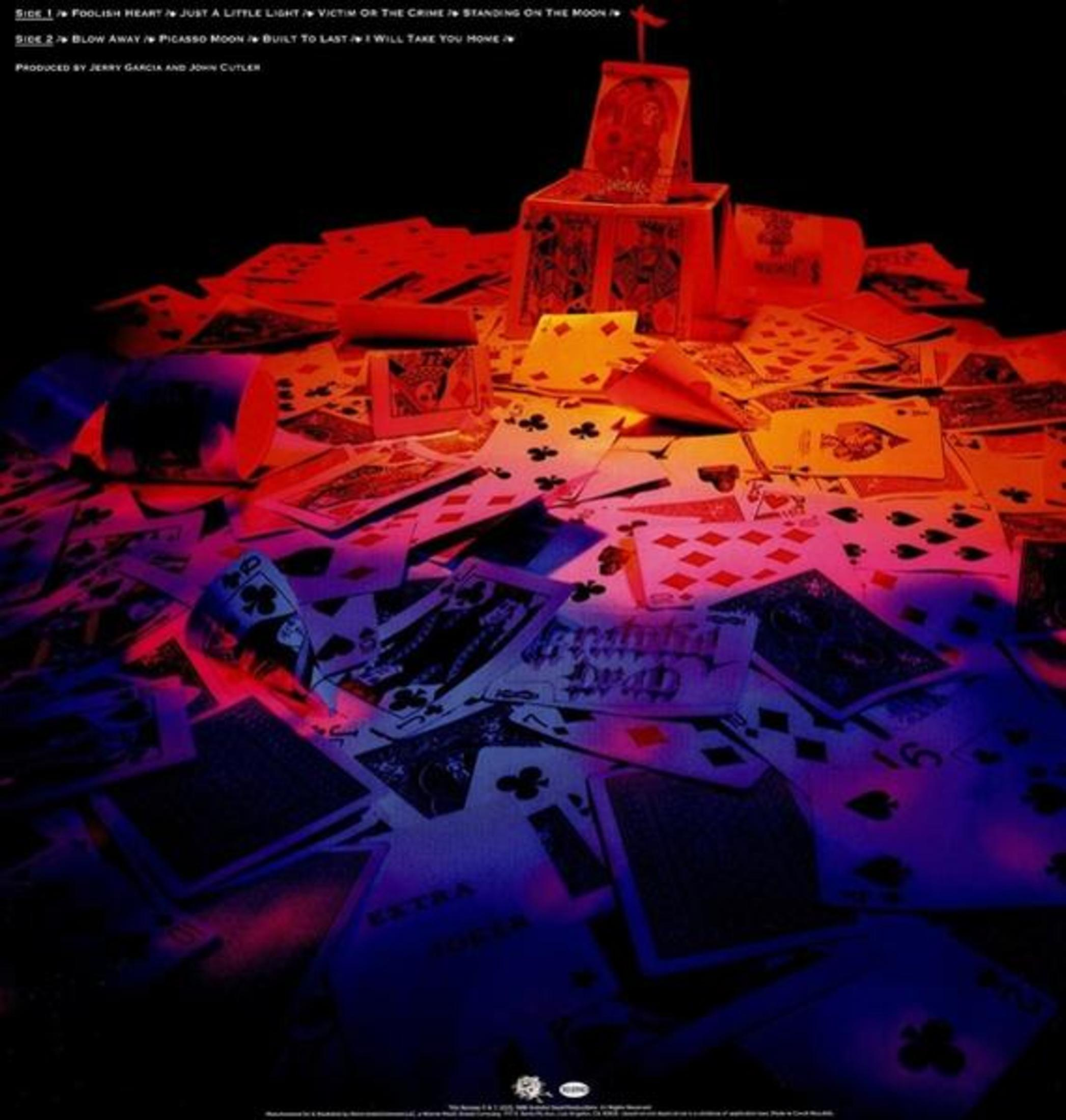 Las cartas, algunas boca arriba, forman una pila. El fondo es oscuro con iluminación roja y azul.