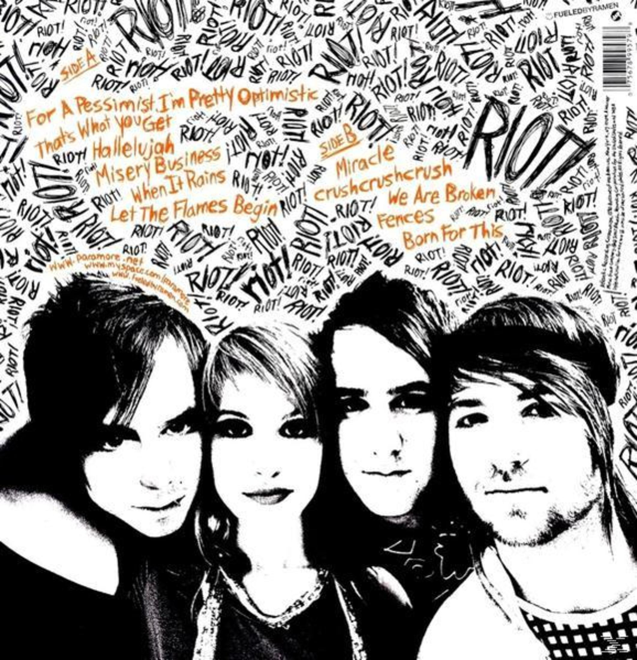 Copertina dell'album con quattro membri della band in bianco e nero e la parola 'Riot' ripetuta.