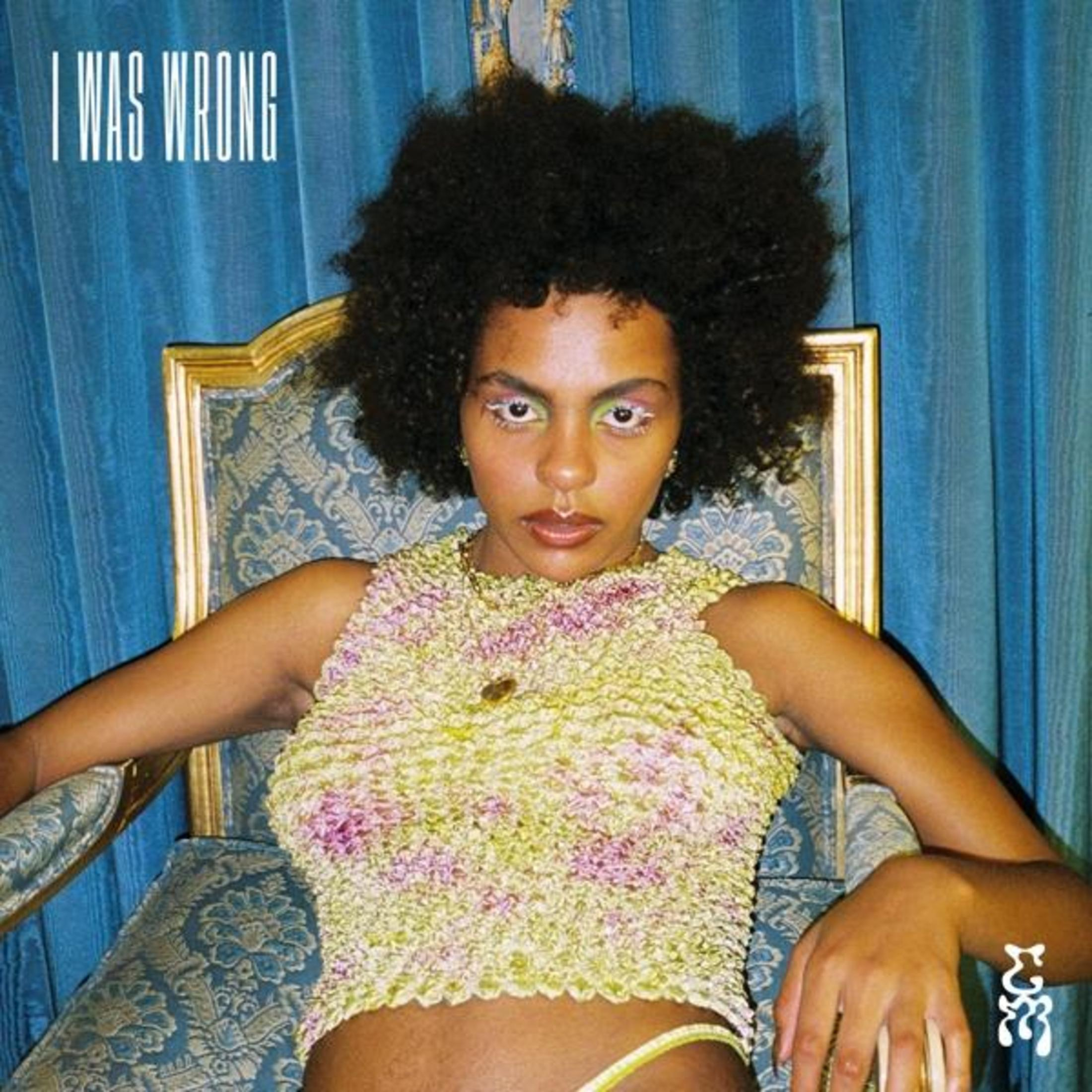 Copertina album: Donna con afro, in top giallo e sedia blu, intitolato 'I Was Wrong'.