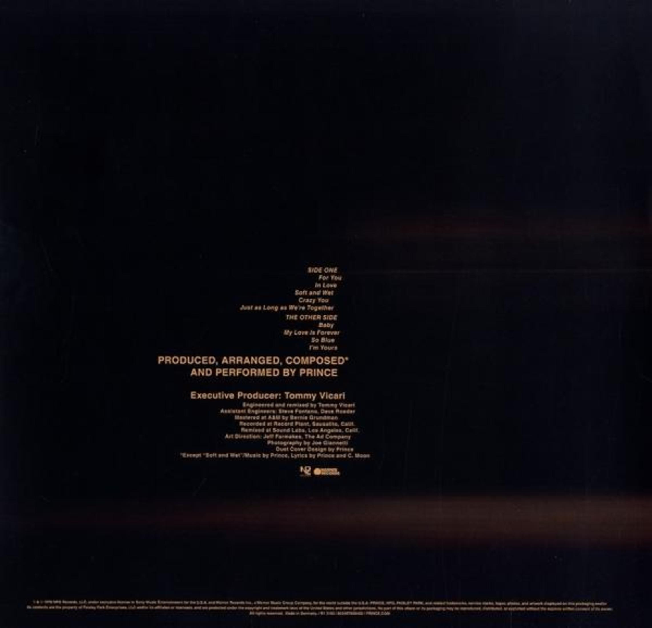 Contraportada del álbum con títulos de canciones y créditos, fondo oscuro, texto en blanco.