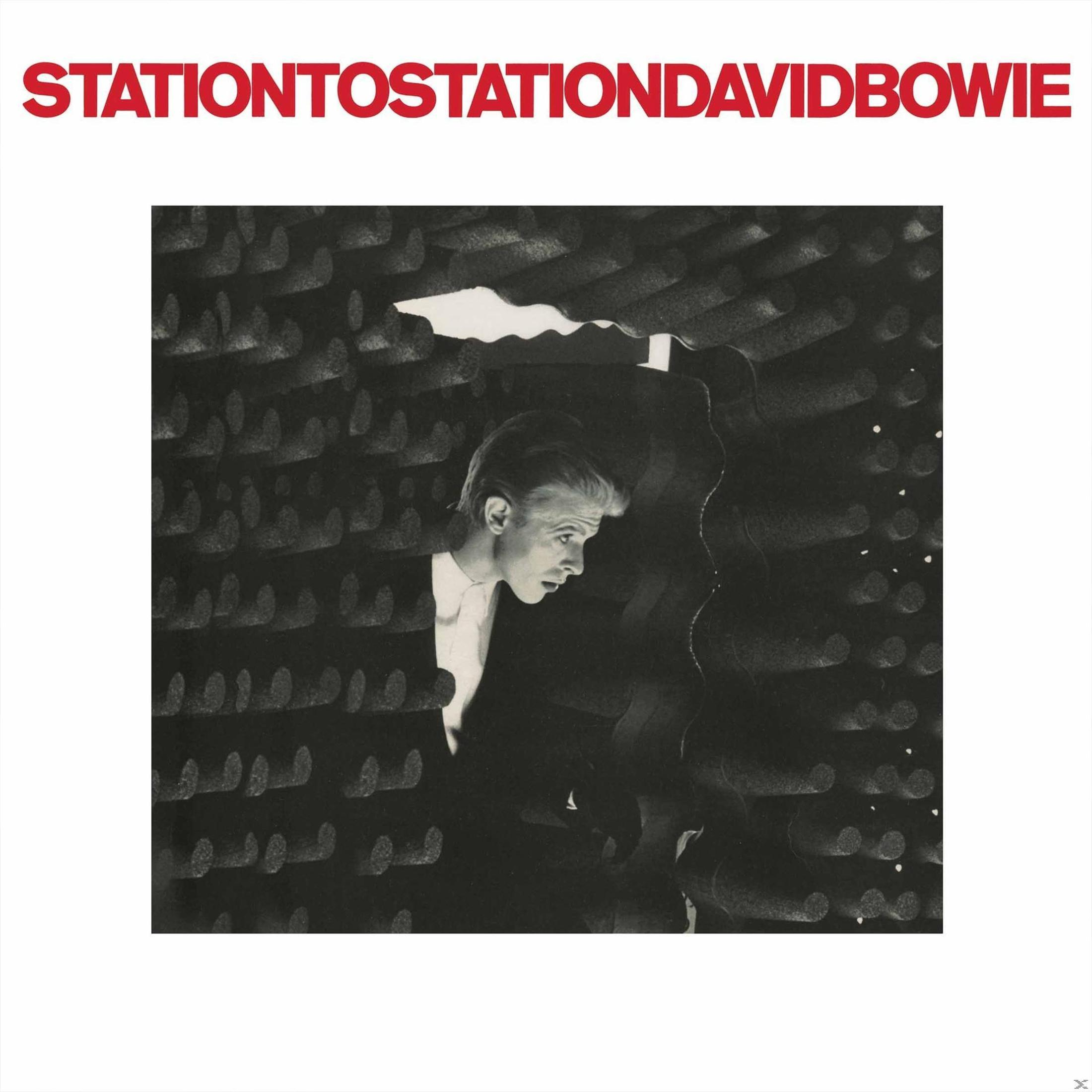Copertina dell'album: David Bowie, Station to Station. Un uomo in una stanza buia.