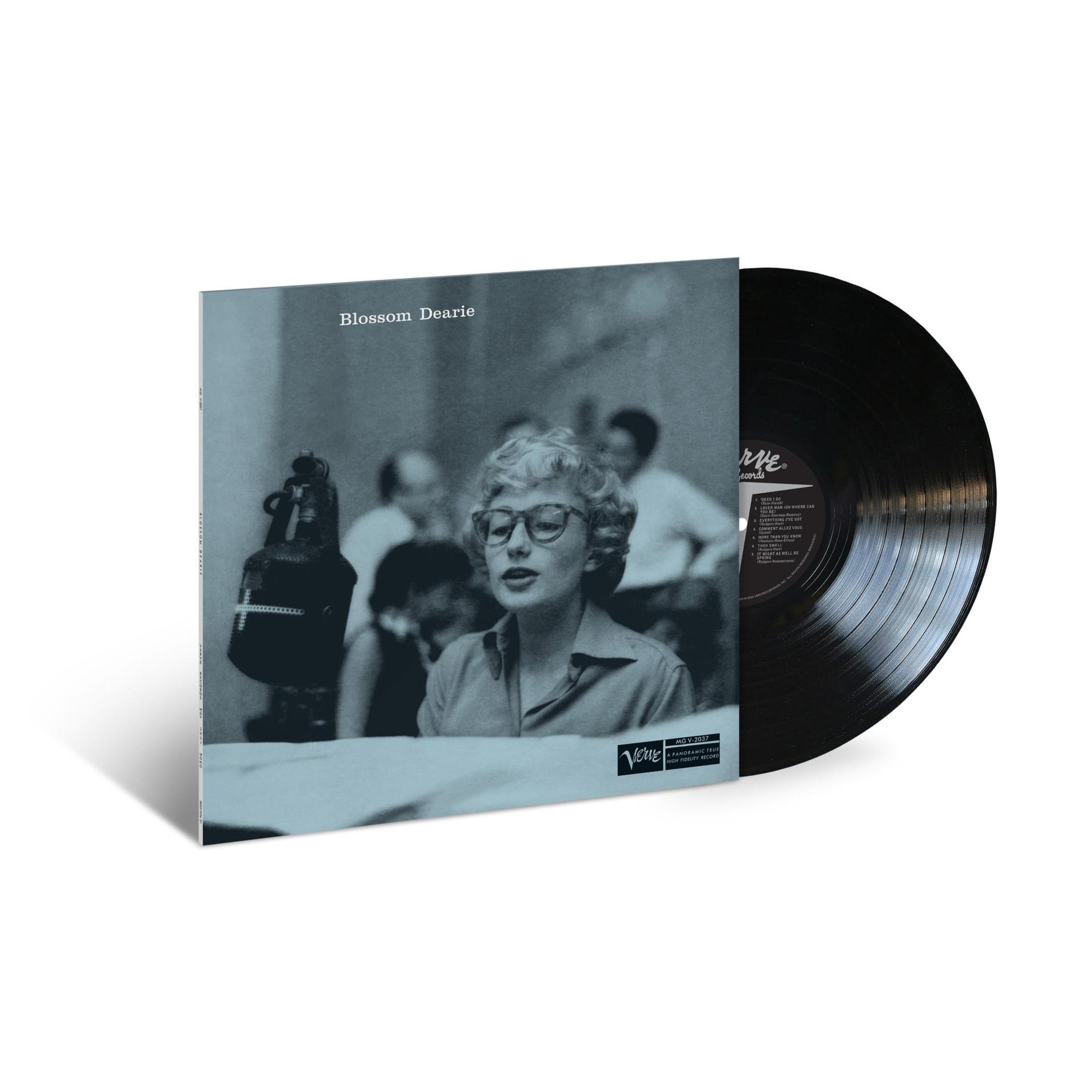 Portada del álbum: Blossom Dearie. Una foto en blanco y negro de una mujer cantando en un micrófono, sosteniendo un disco.