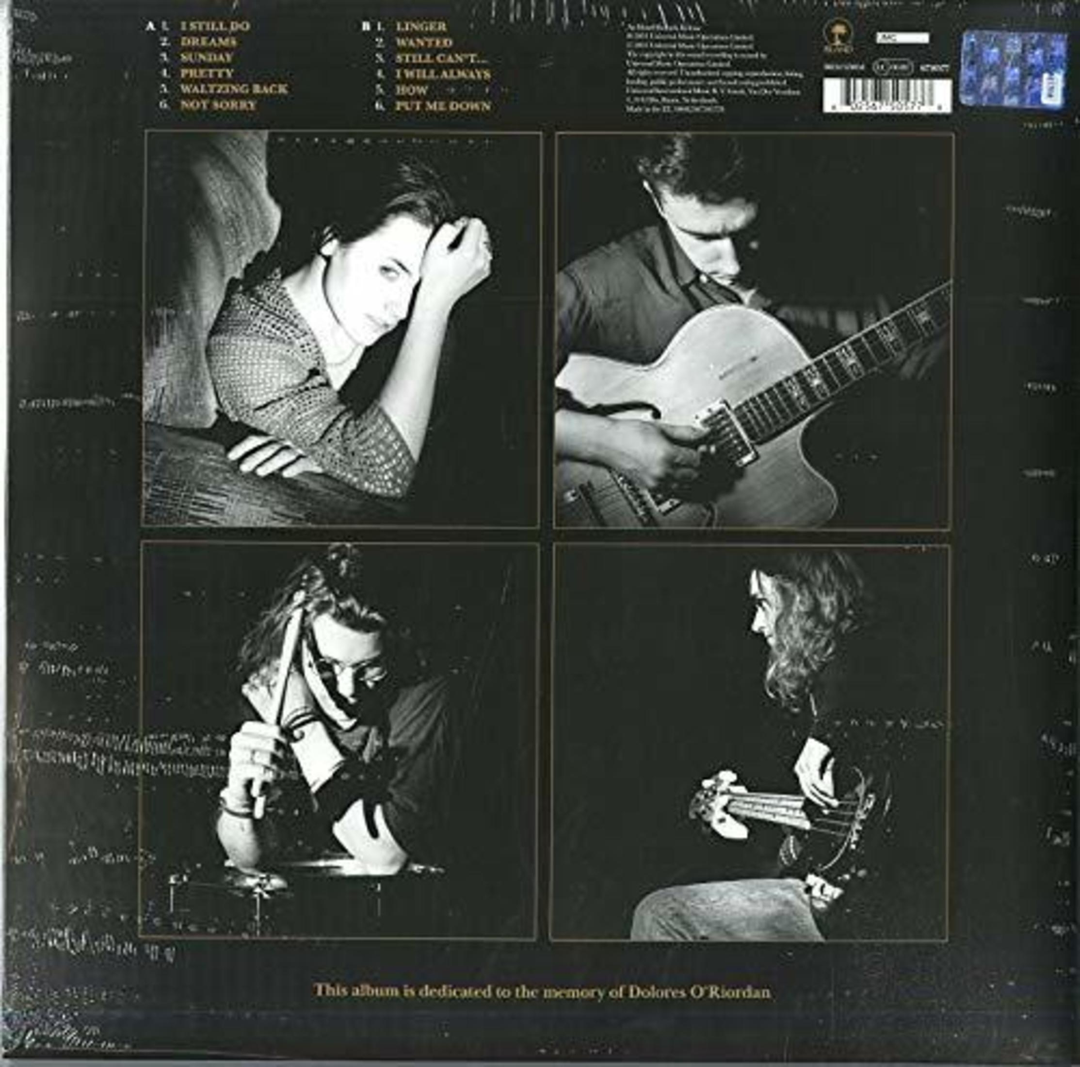 Copertina dell'album con foto di 4 persone. L'album è dedicato alla memoria di Dolores O'Riordan.