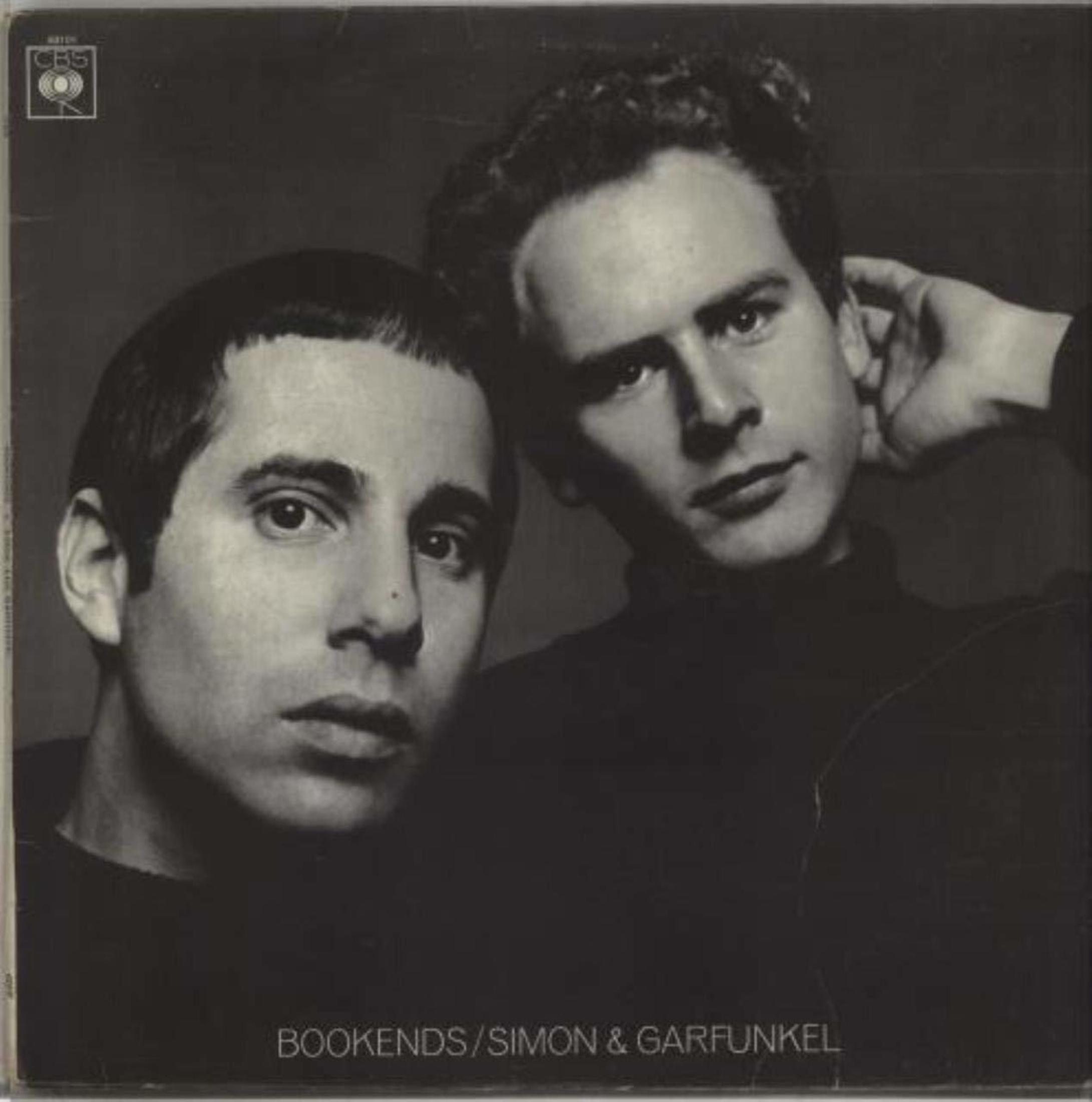 Copertina dell'album: due uomini rivolti verso lo spettatore, in bianco e nero, con testo in basso.