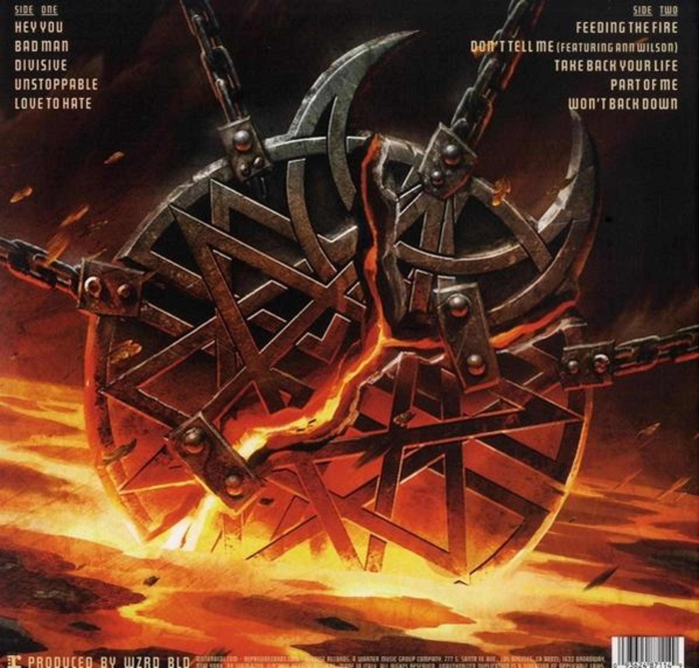 Portada del álbum. Un emblema metálico con cadenas, superficie agrietada y fondo ardiente. Títulos de canciones alrededor.