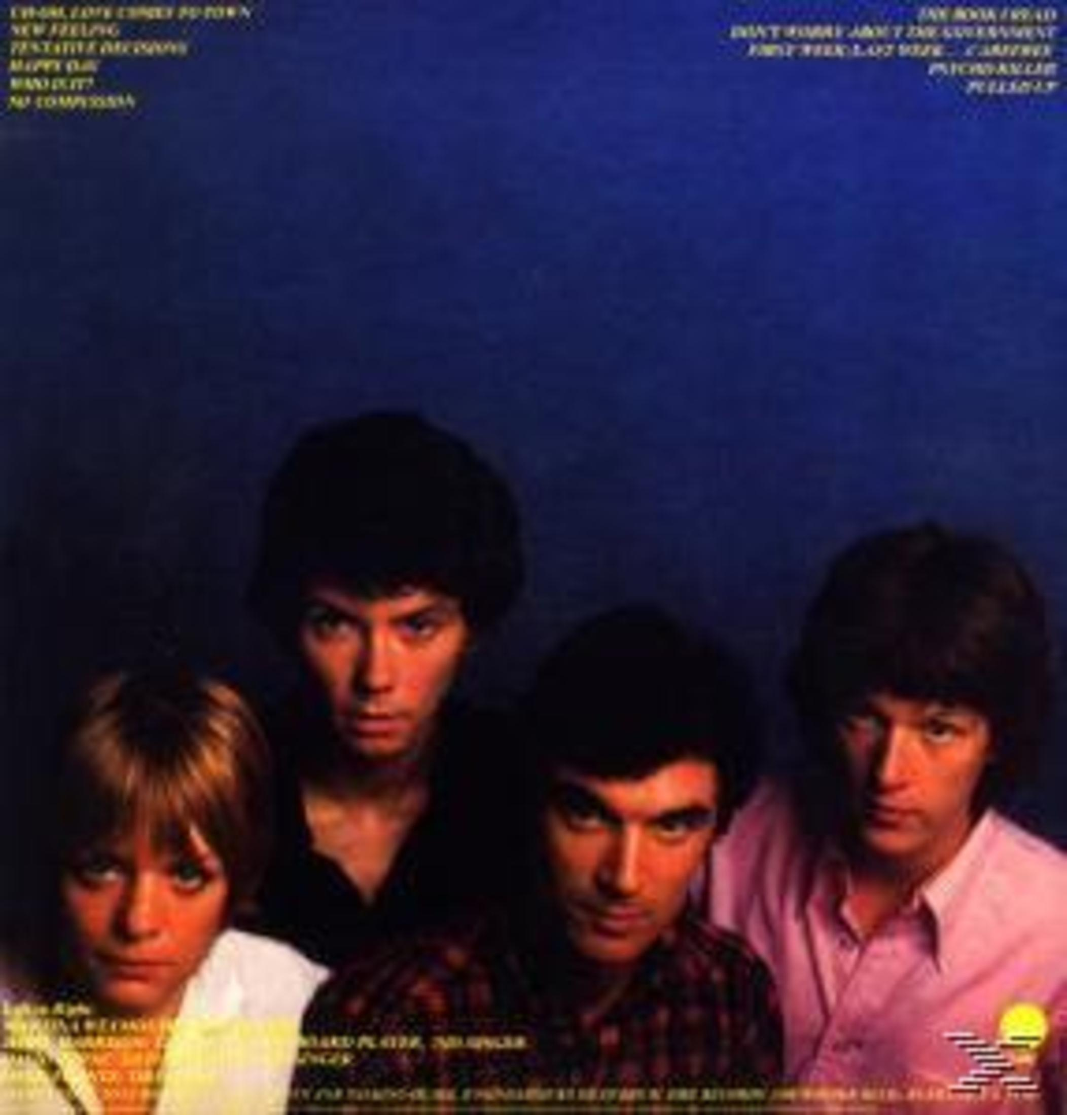 Copertina dell'album: quattro persone davanti a uno sfondo blu. Il nome dell'album è nell'angolo in alto a sinistra.