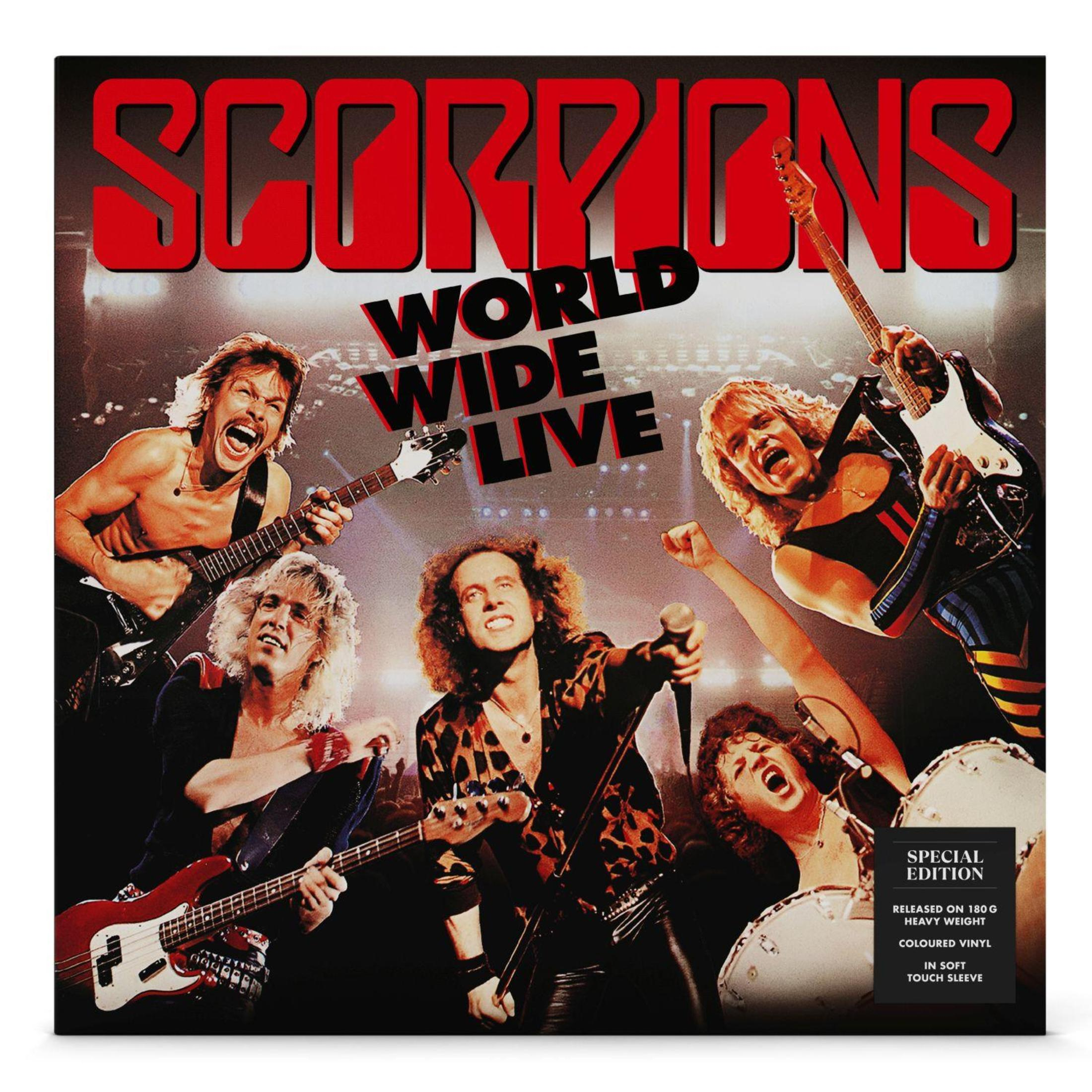 Copertina dell'album degli Scorpions con i membri della band in esibizione dal vivo con strumenti e testo.