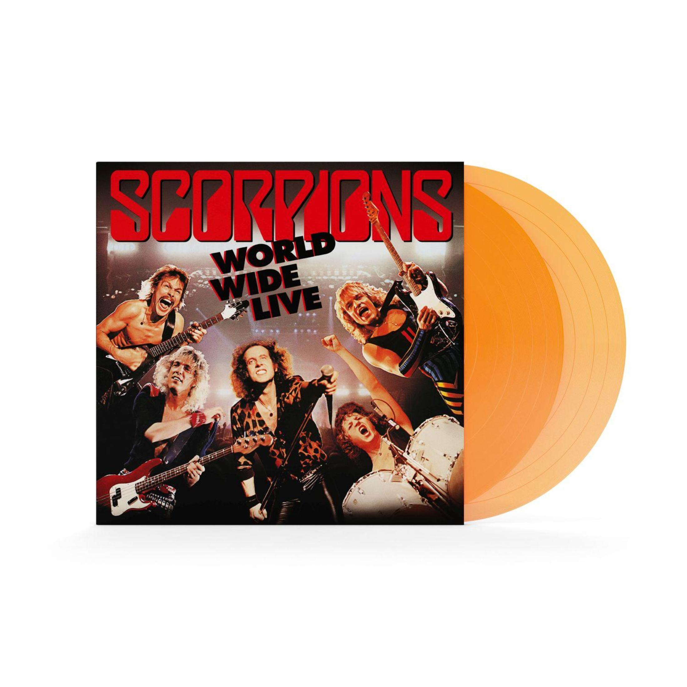 Copertina dell'album con una band sul palco, con un disco in vinile arancione. I membri della band sono energici. Colori rosso e nero.