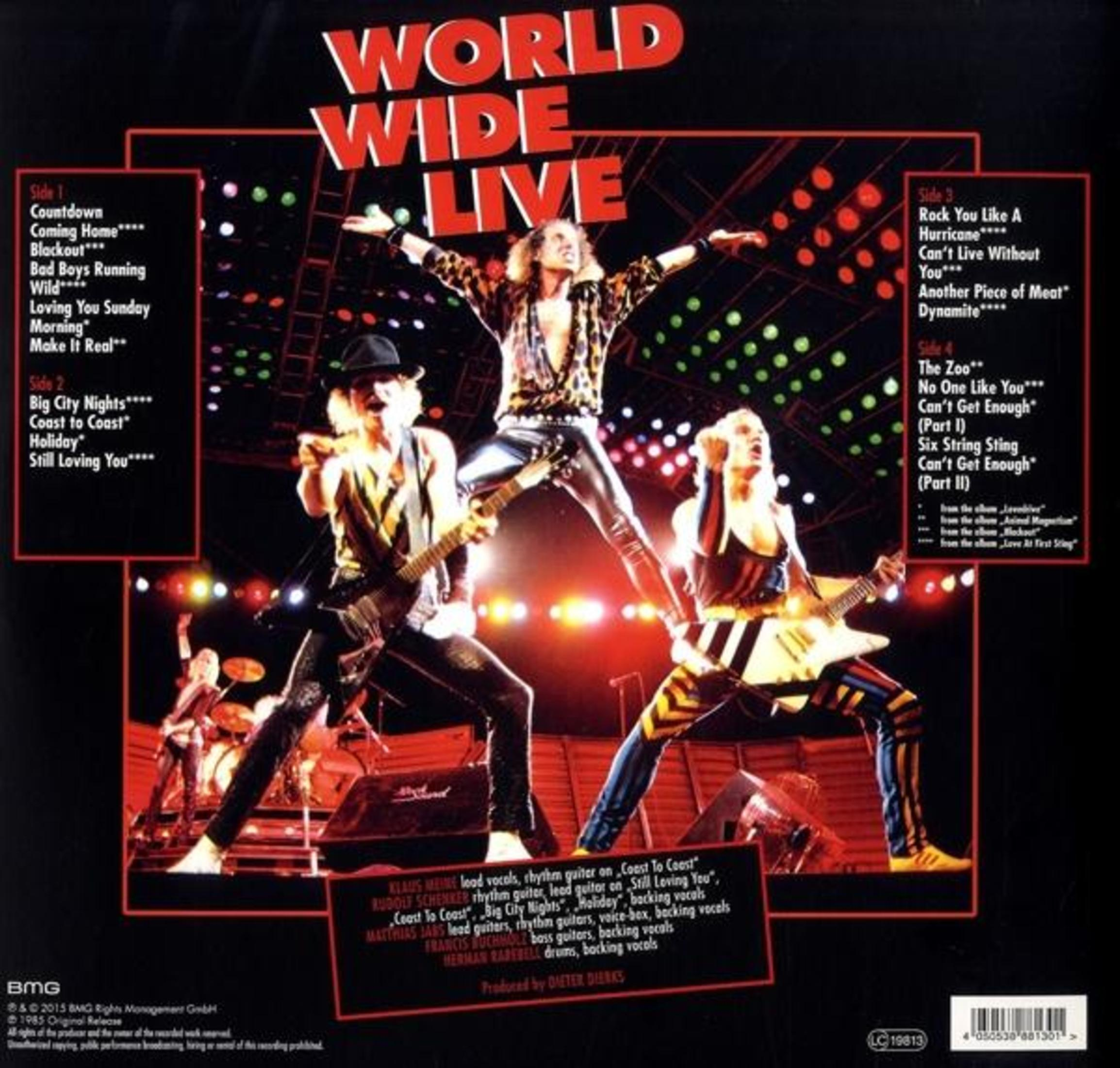 Copertina dell'album con una band che suona dal vivo. La band si esibisce sul palco con sfondo nero.