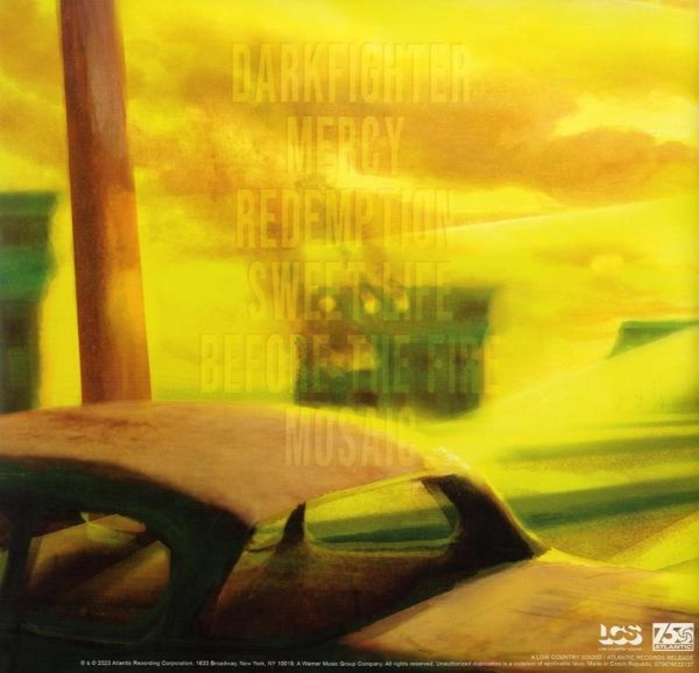 Portada del álbum con coche y texto: títulos de canciones en amarillo y blanco. Cielo amarillo. El coche es marrón.