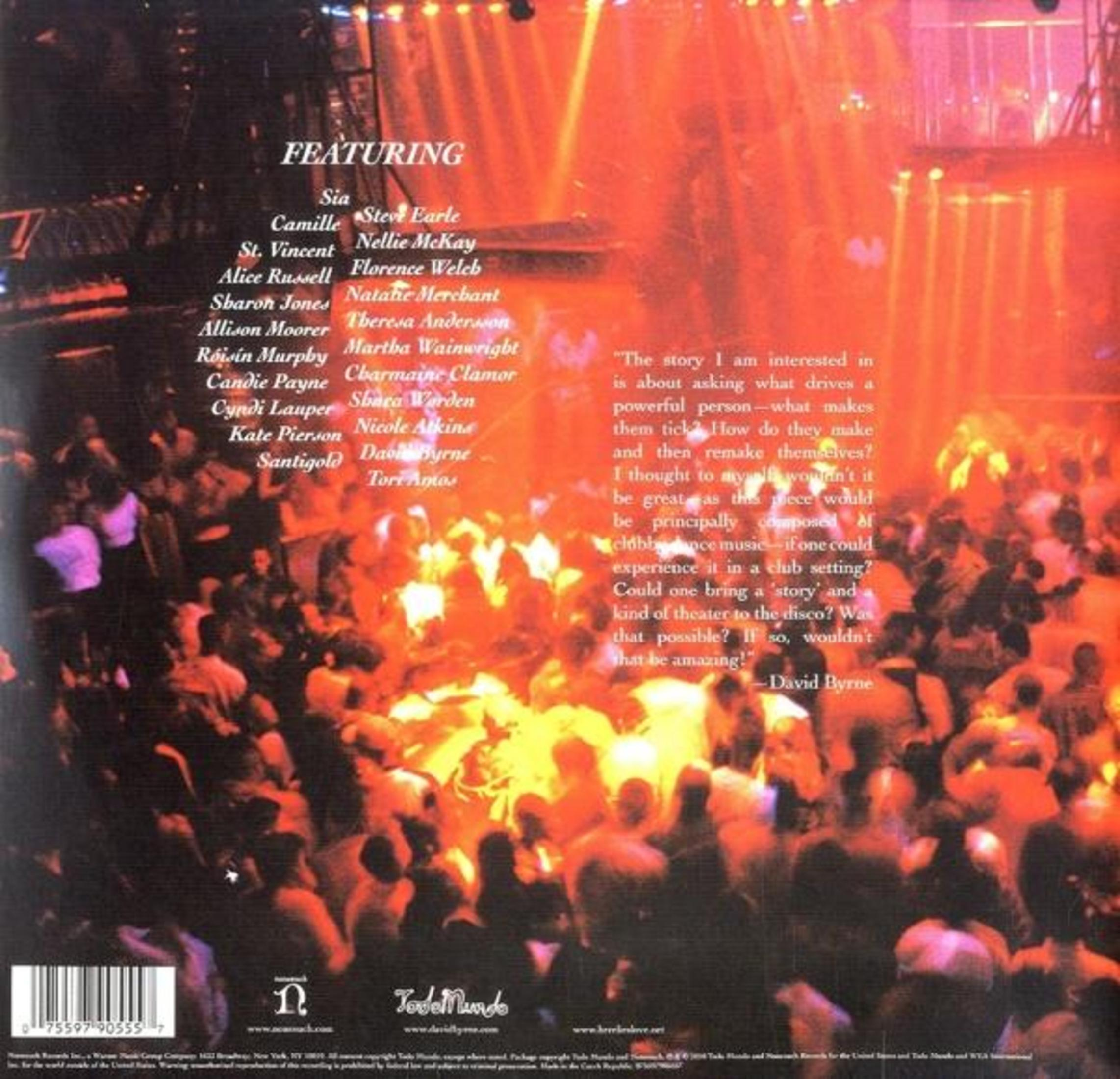Una multitud de personas en una discoteca con iluminación roja, con nombres de artistas y una cita textual.