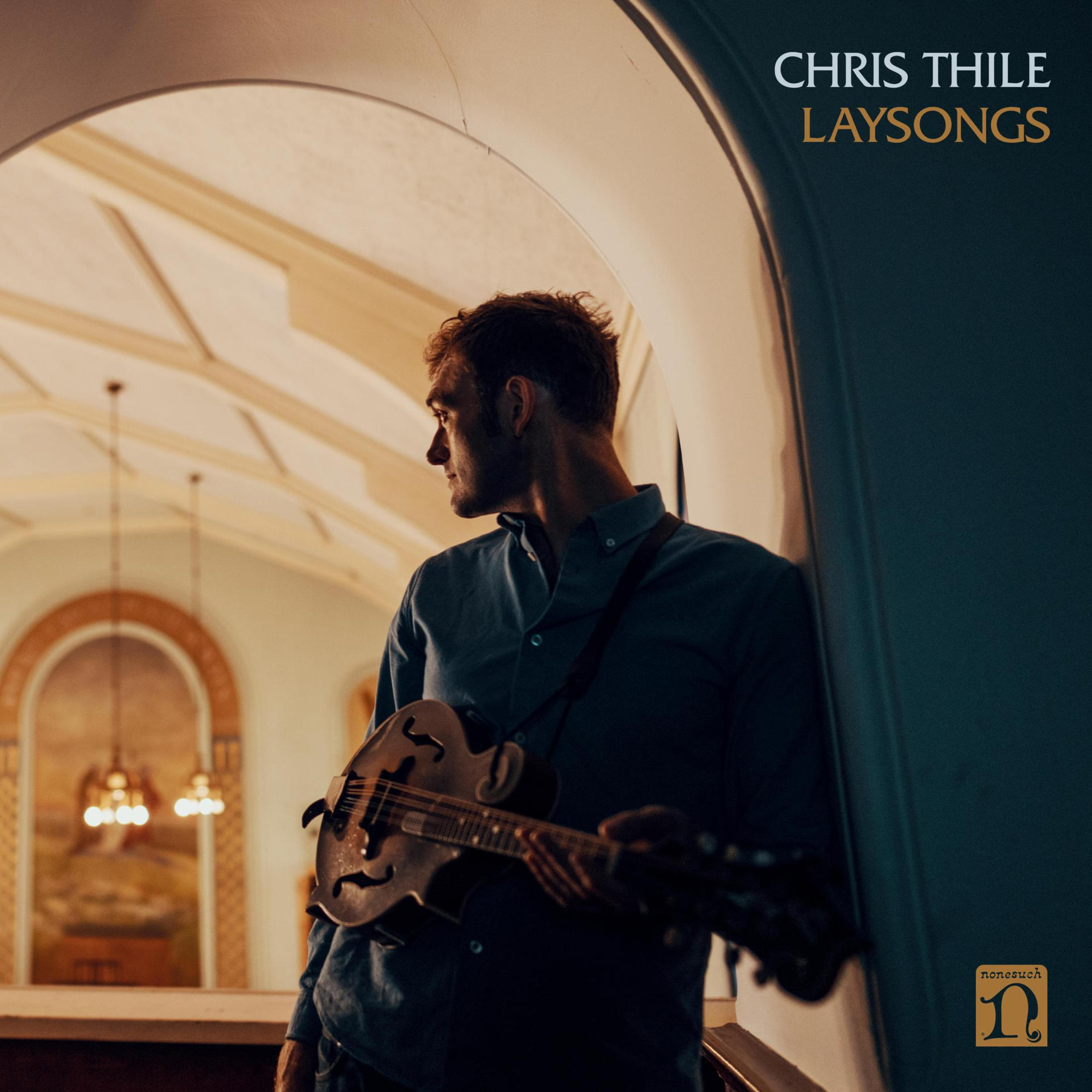 Copertina dell'album di Chris Thile. Un uomo con un mandolino in una porta ad arco.