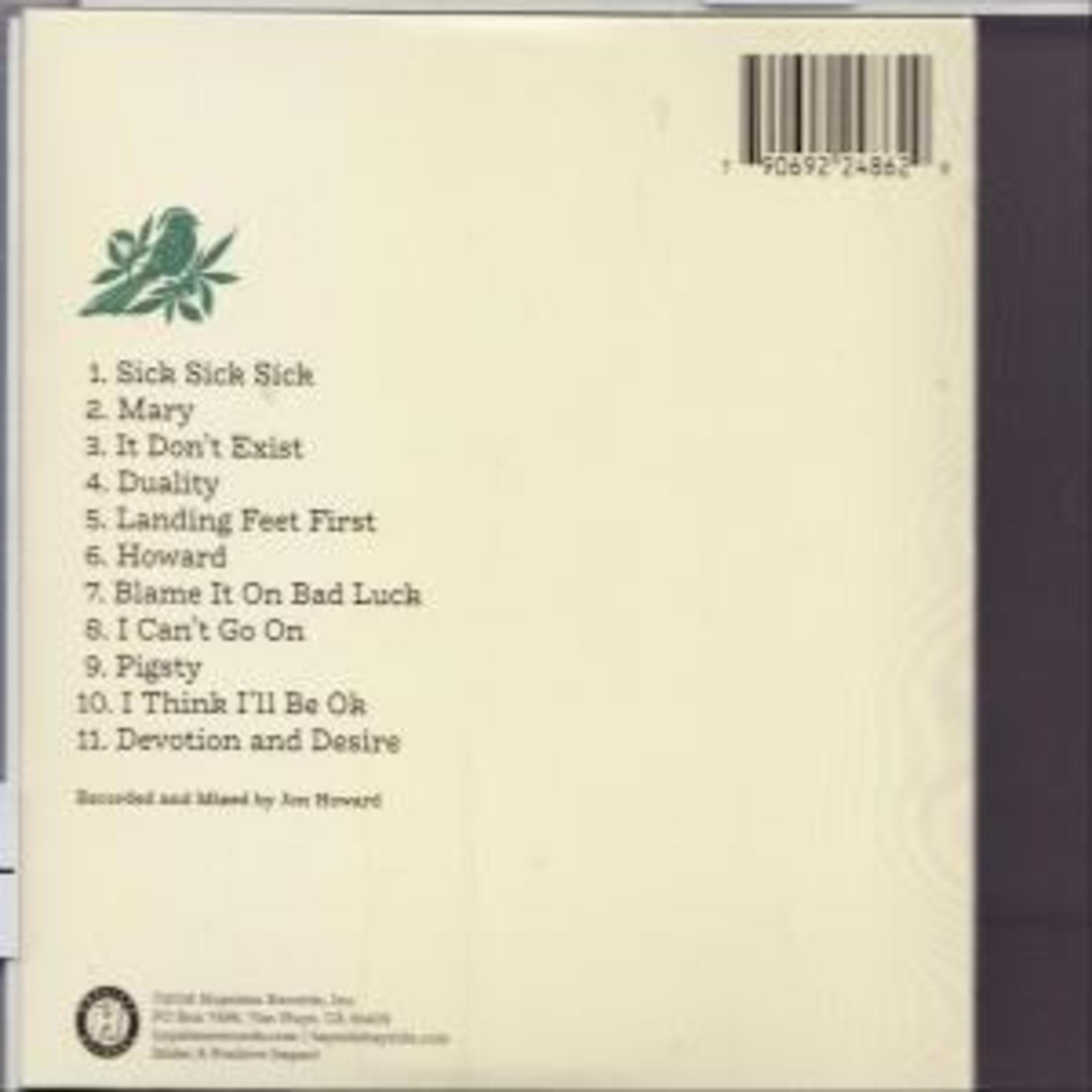 Achterkant van een cd-hoesje met songtitels en een logo. De achtergrond is lichtcrème van kleur.