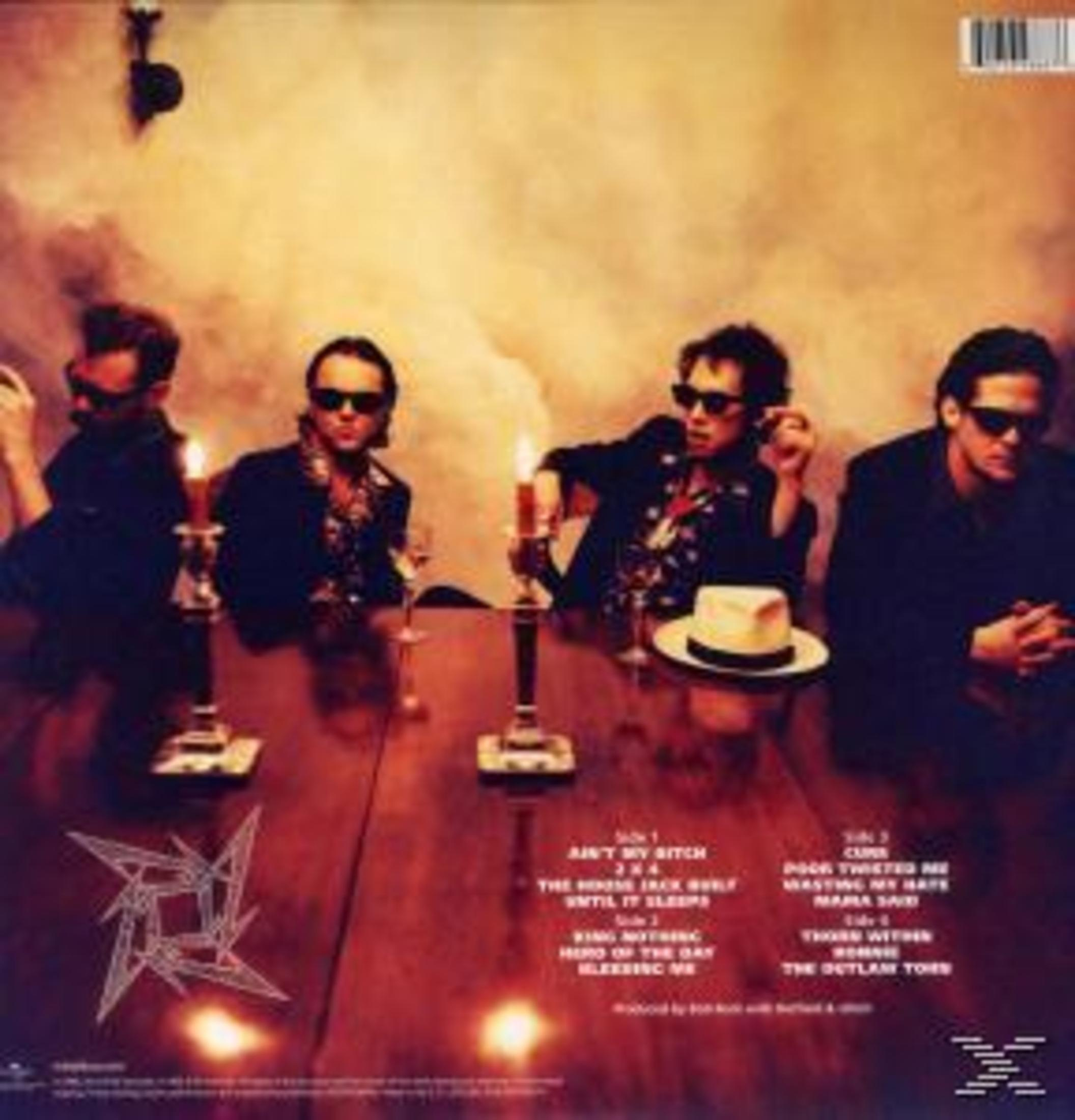 Copertina dell'album dei Metallica. Quattro uomini seduti a un tavolo con candele, un cappello e la scaletta.