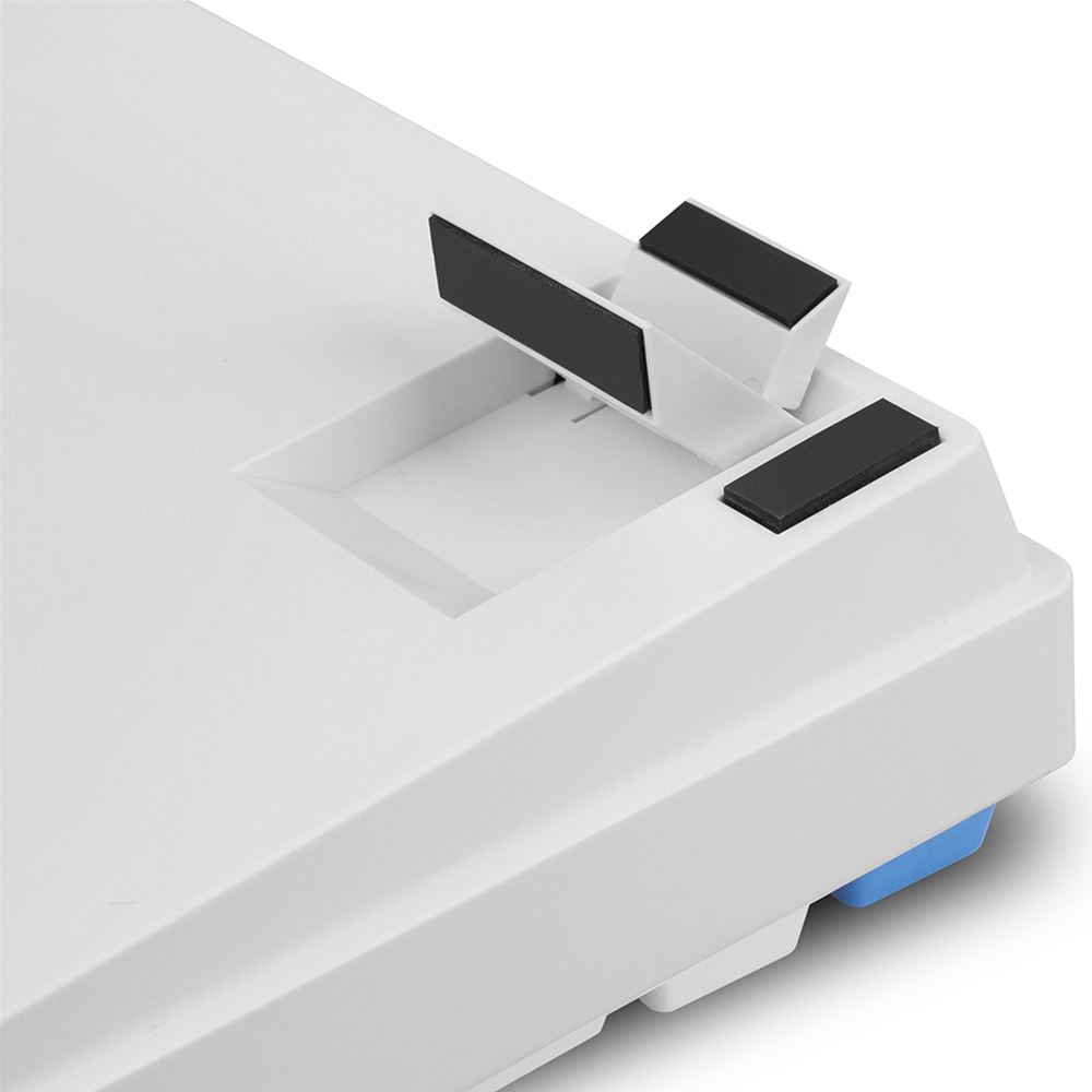 Zbliżenie tyłu białej klawiatury z gumowymi nóżkami.