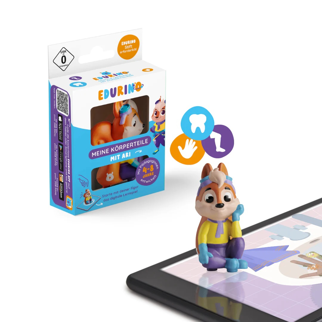 Ein Spielzeugfuchs und eine Schachtel mit Fuchspielzeug, mit einem Tablet im Hintergrund.