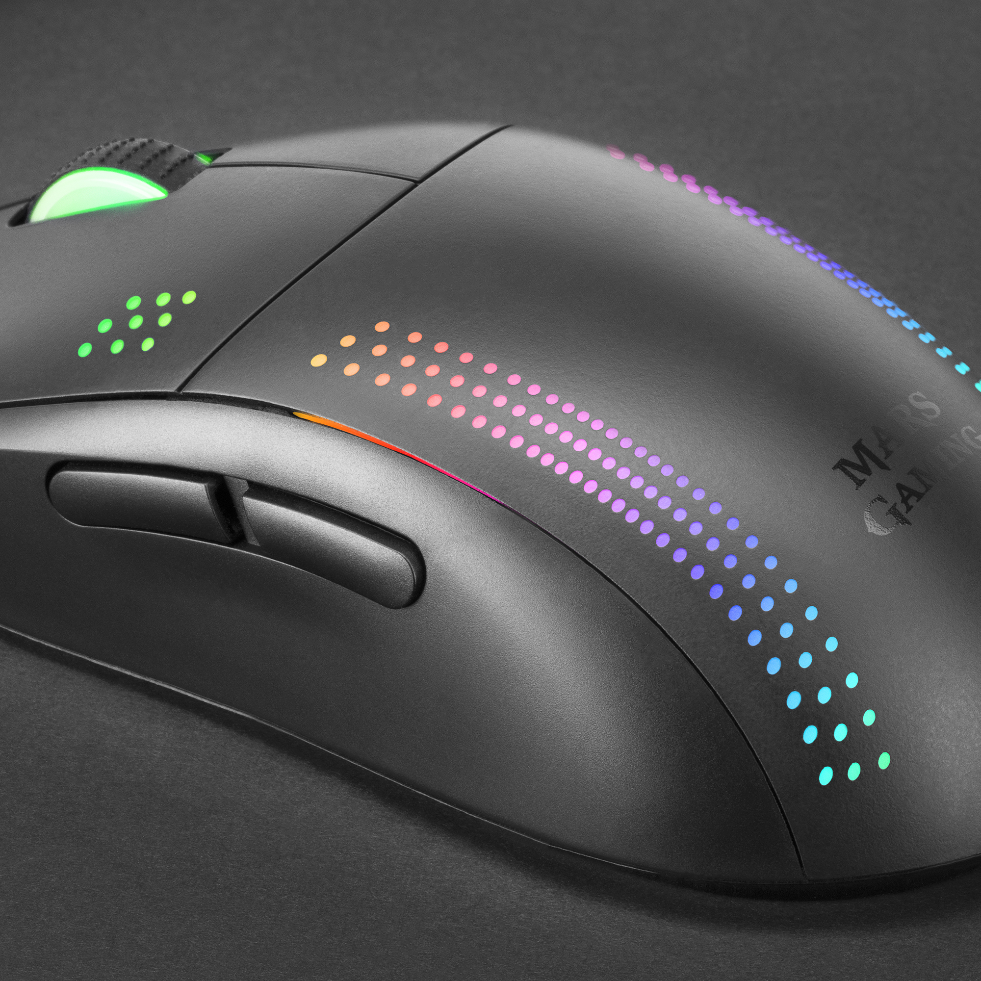 Ratón gaming negro con luces RGB. Puntos de colores. Superficie negra.