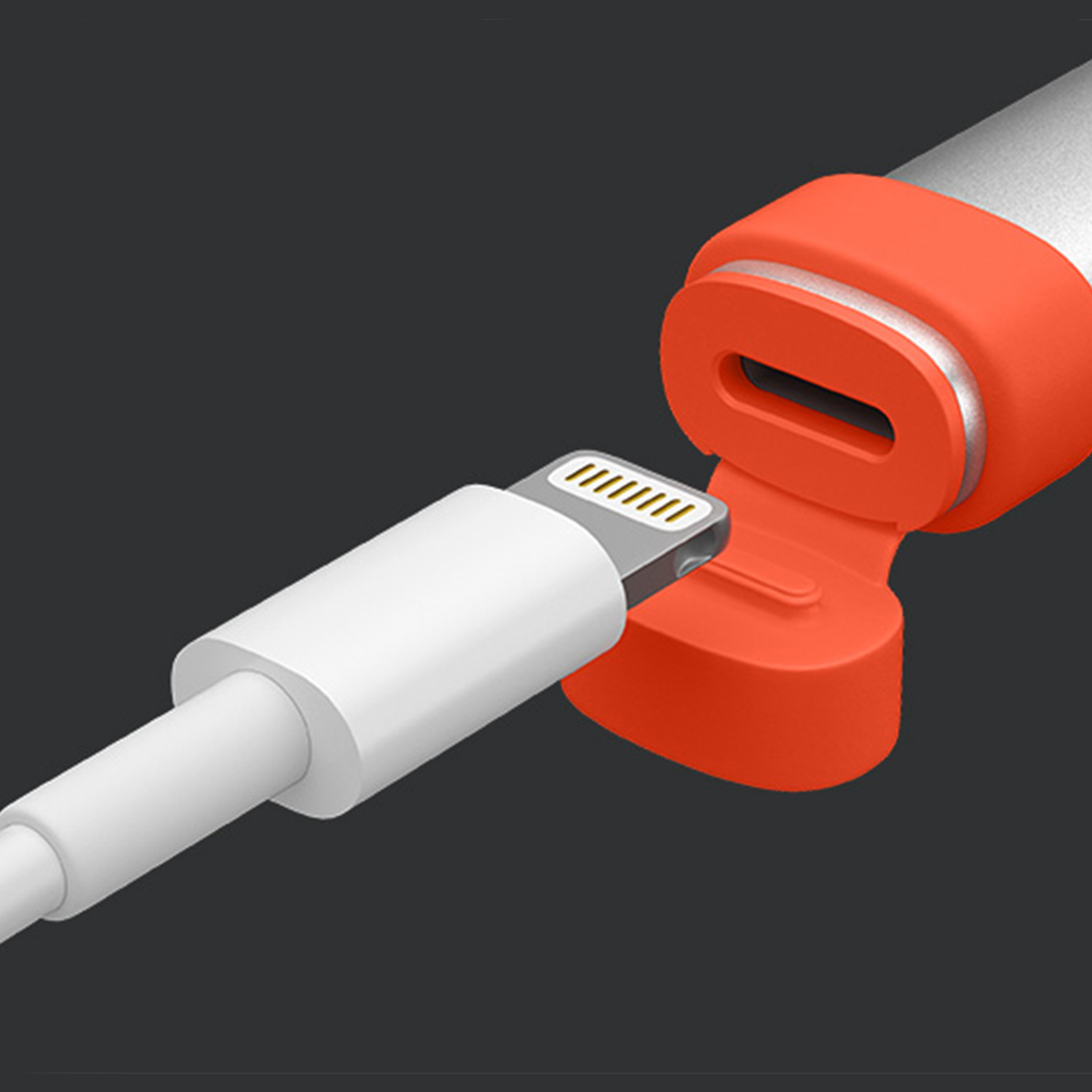 Close-up van een witte kabel met een Lightning-connector die in een oranje poort wordt gestoken.