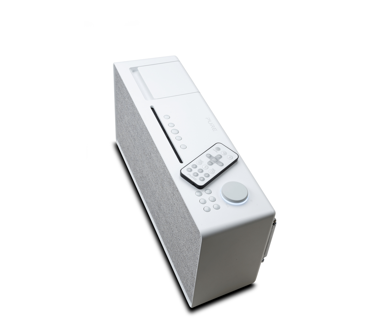 Biały zestaw stereo z pilotem. Posiada gniazdo na płyty CD i materiał na głośniki.