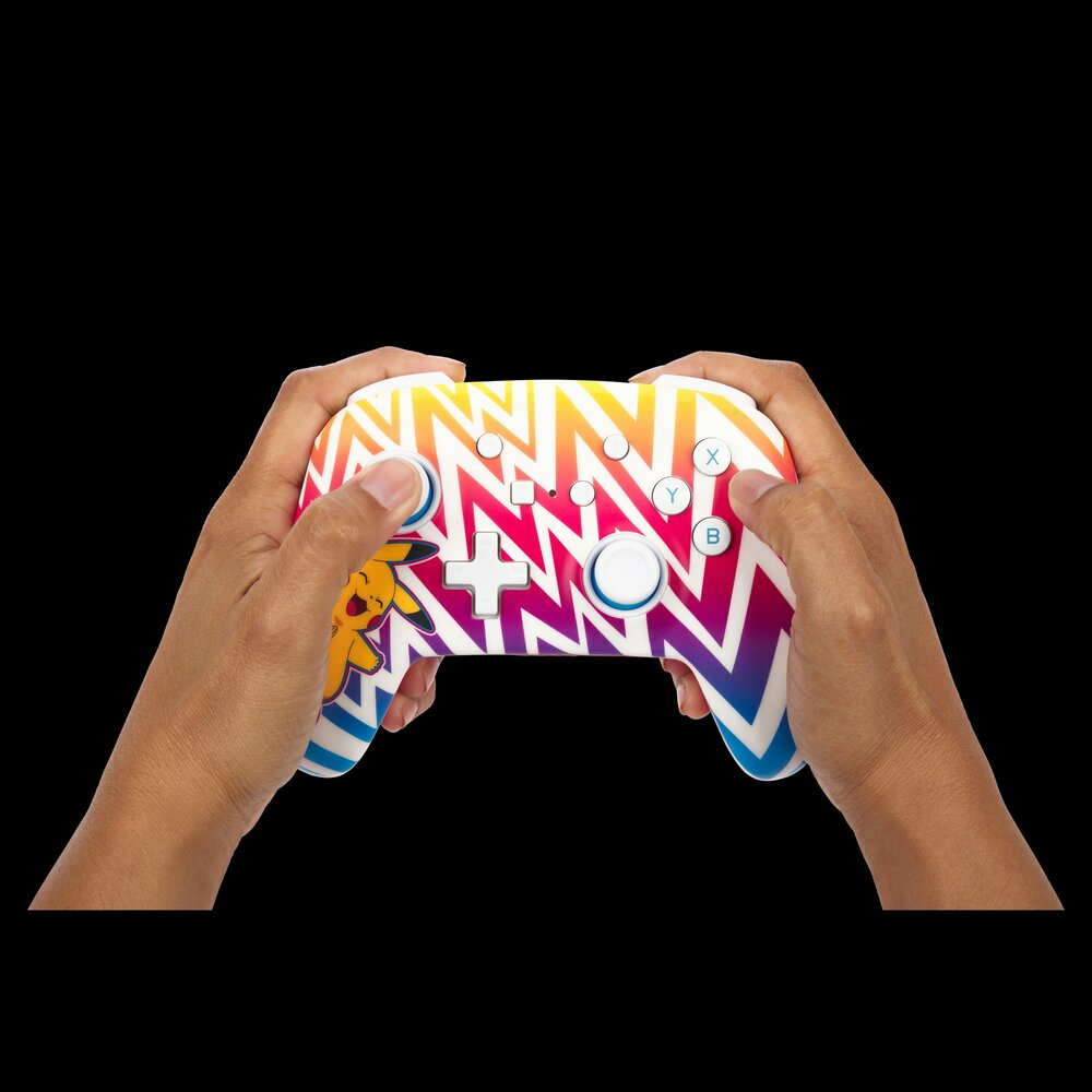Hände halten einen Nintendo Switch-Controller. Der Controller hat ein farbenfrohes Pikachu-Design.