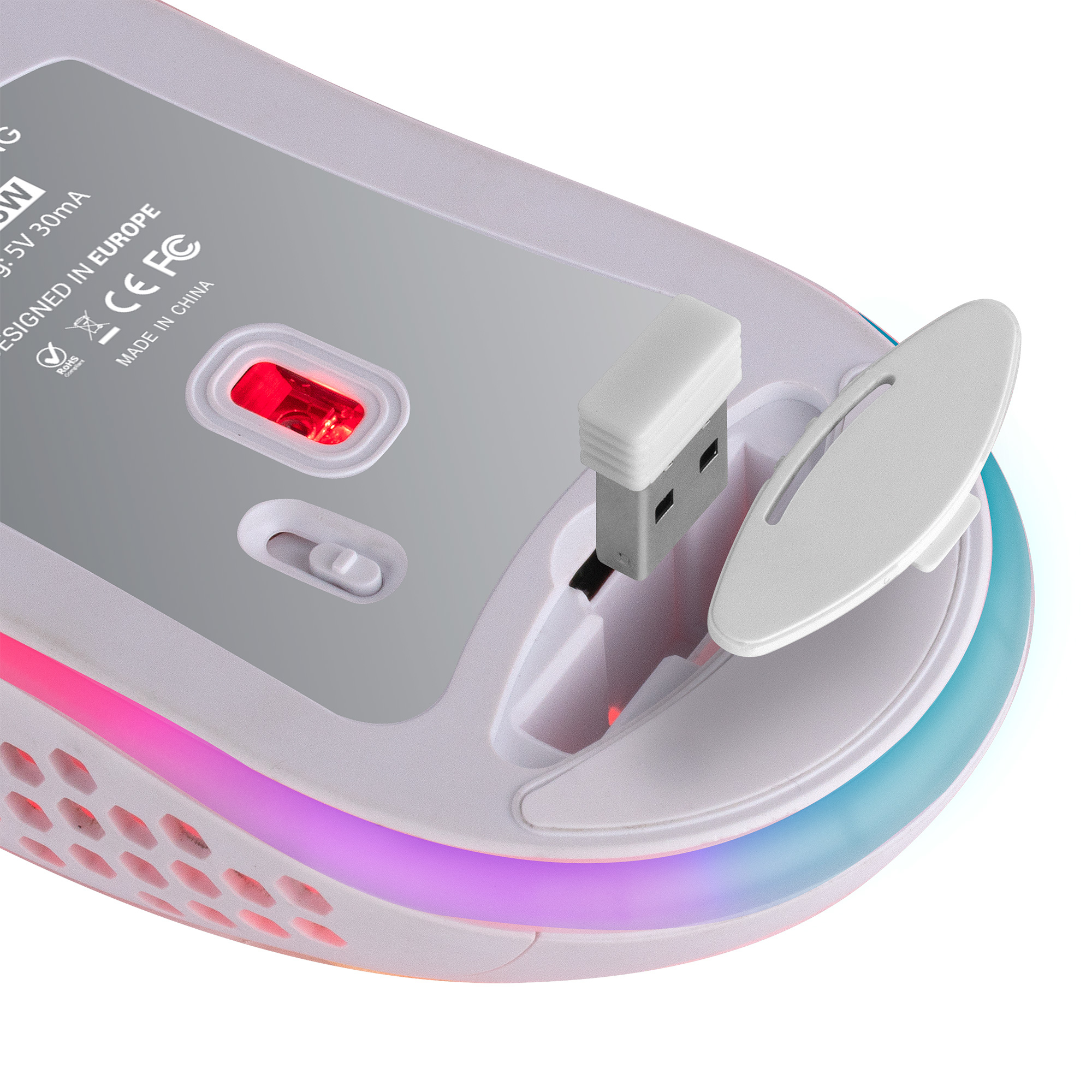 Spód białej i kolorowej myszy z kluczem USB. Widoczne etykiety i czerwone światło.