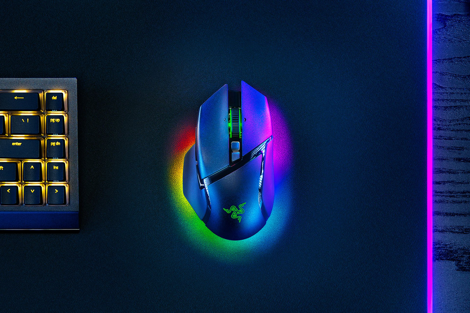 Mysz do gier na czarnej podkładce. Posiada kolorowe oświetlenie RGB.