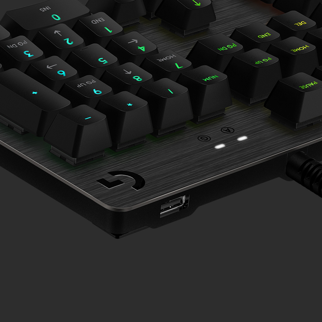 Nahaufnahme einer schwarzen Tastatur mit beleuchteten Tasten. Der Fokus liegt auf den Ziffern- und Funktionstasten.