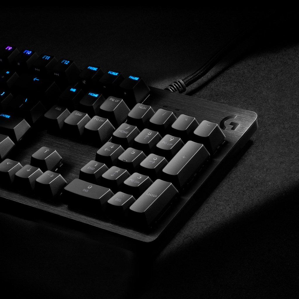 Nahaufnahme einer schwarzen Tastatur. Die Tasten sind schwarz. Die Tastatur liegt auf dunkler Fläche.