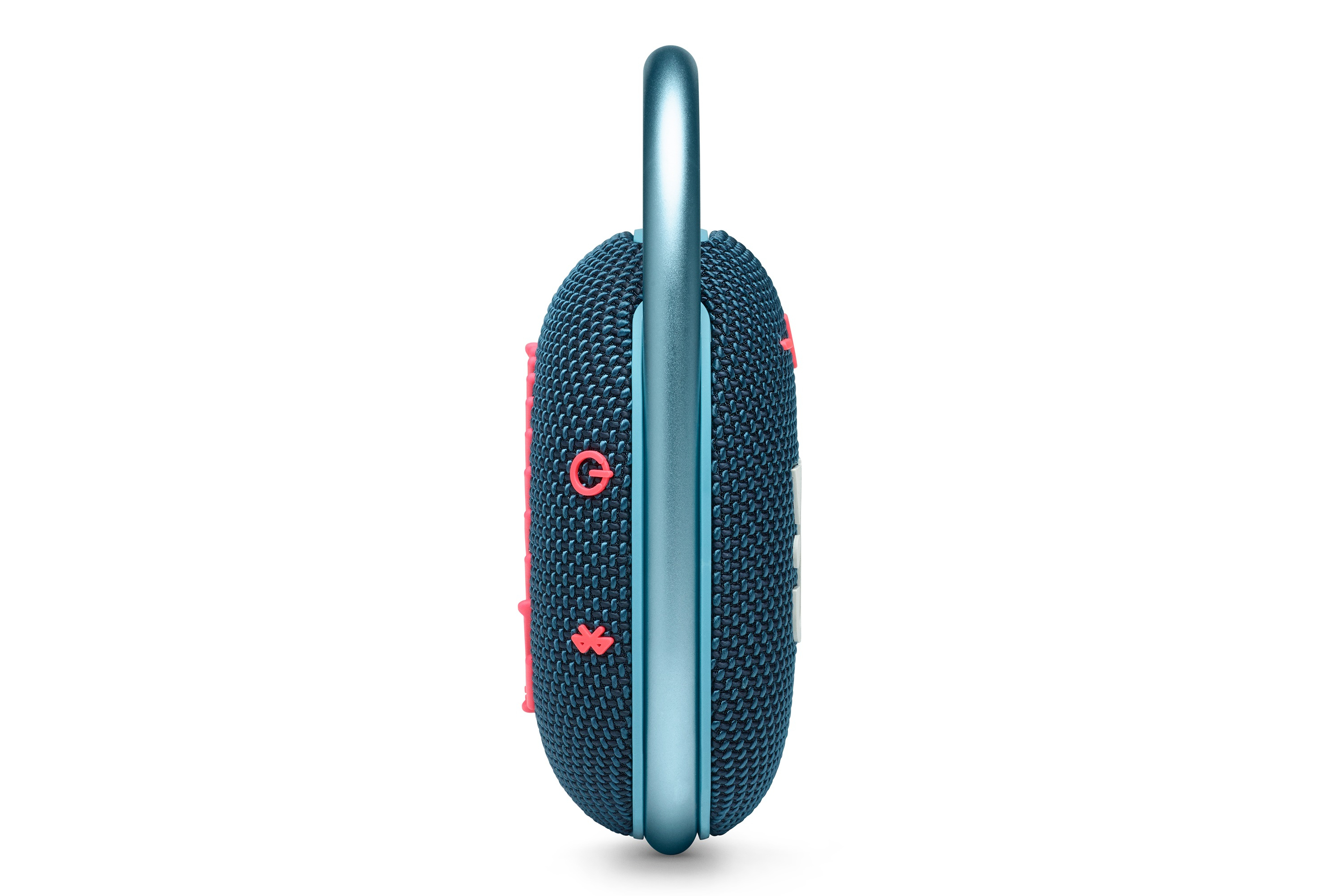 Een turquoise blauwe, afgeronde luidspreker met een zilveren handvat. Het heeft rode knoppen en een gaasvoorkant.