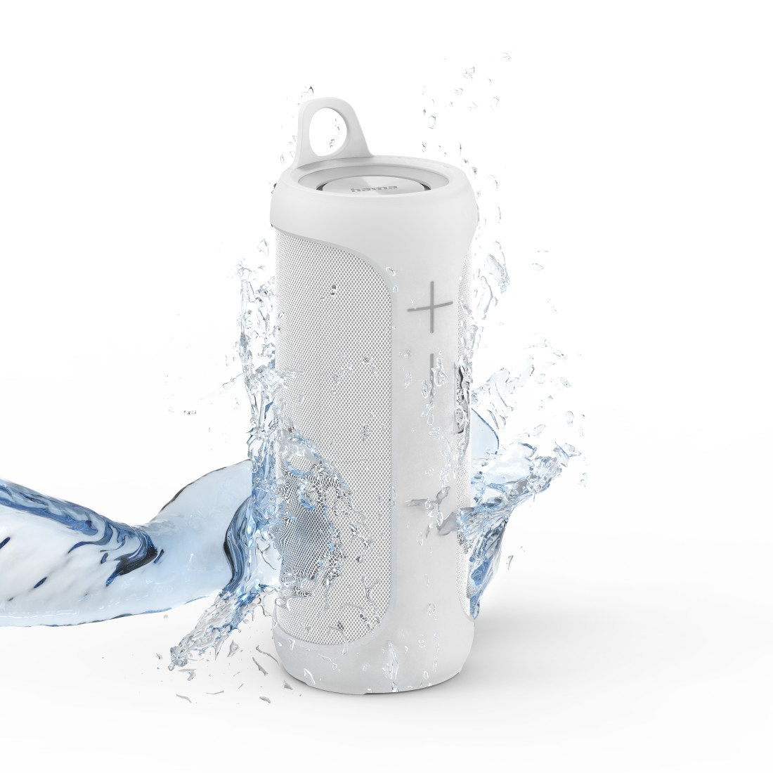 Biały, cylindryczny głośnik przenośny z rozbryzgami wody na białym tle.