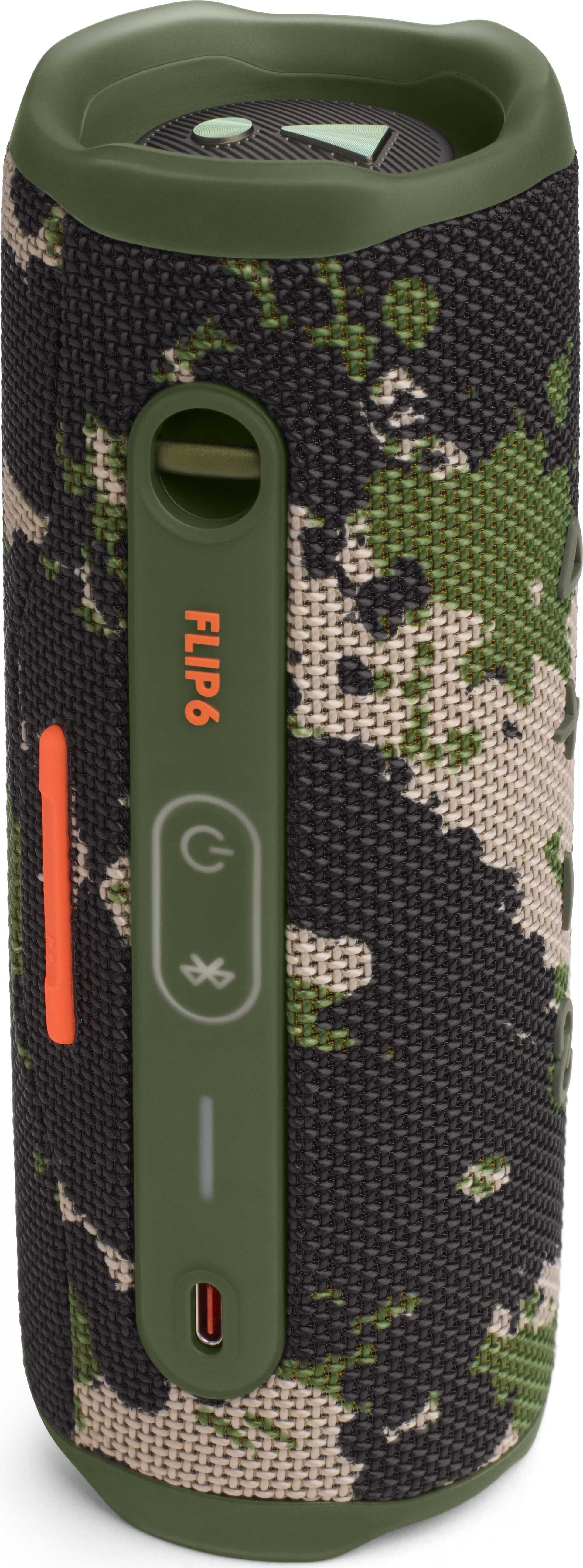Un altavoz JBL Flip 6 de camuflaje verde y negro con botones en el lateral. Acento naranja en el lateral.