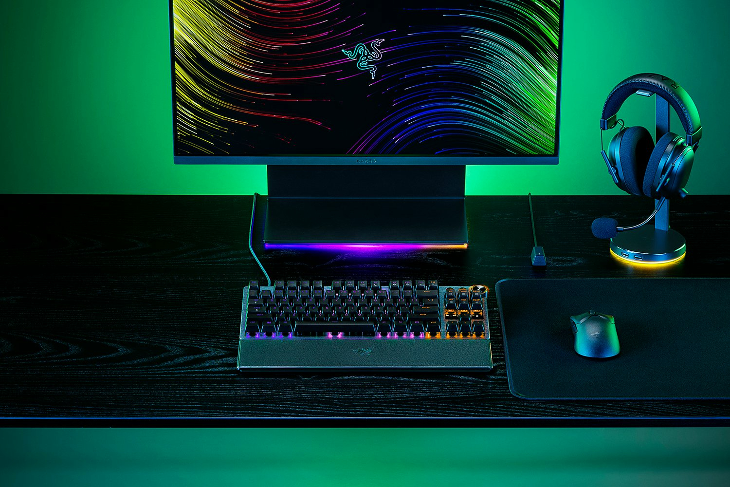 Konfiguracja do gier z klawiaturą, monitorem, myszą i słuchawkami.