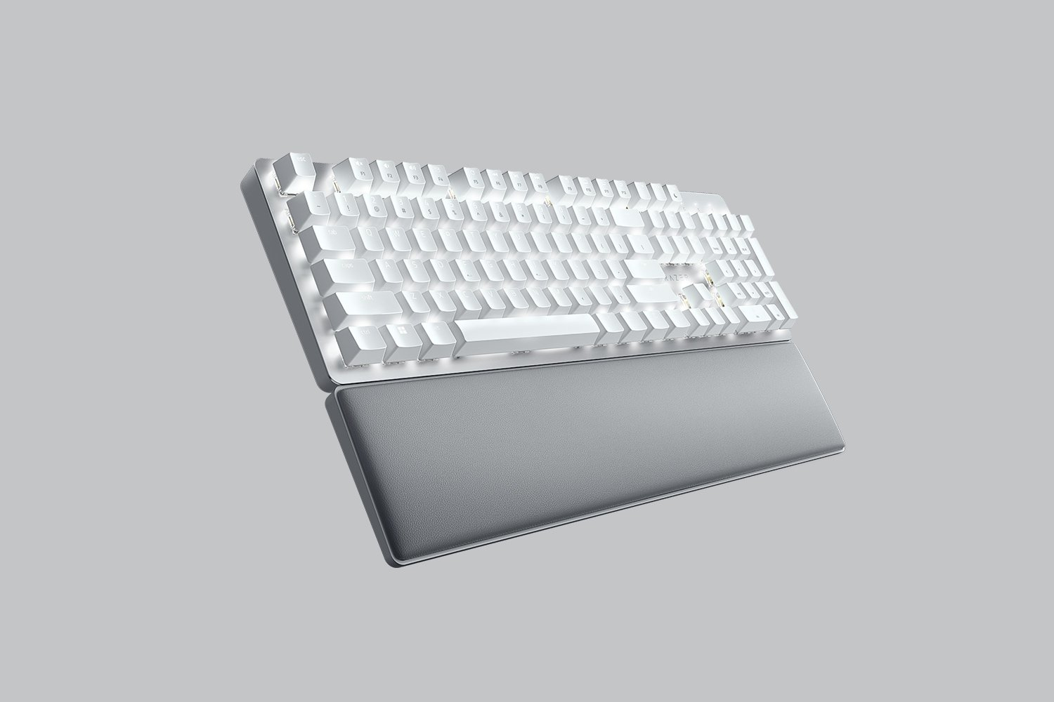 Eine weiße Tastatur mit Handballenauflage. Die Tastatur ist hintergrundbeleuchtet. Grauer Hintergrund.