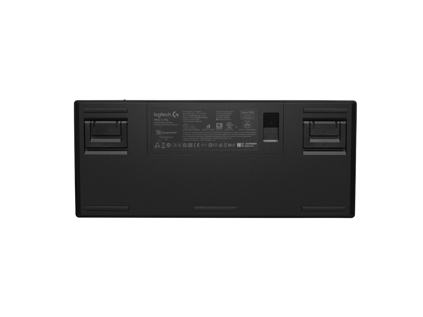 Tył czarnej klawiatury z etykietami i danymi technicznymi. Widok z góry na białym tle.