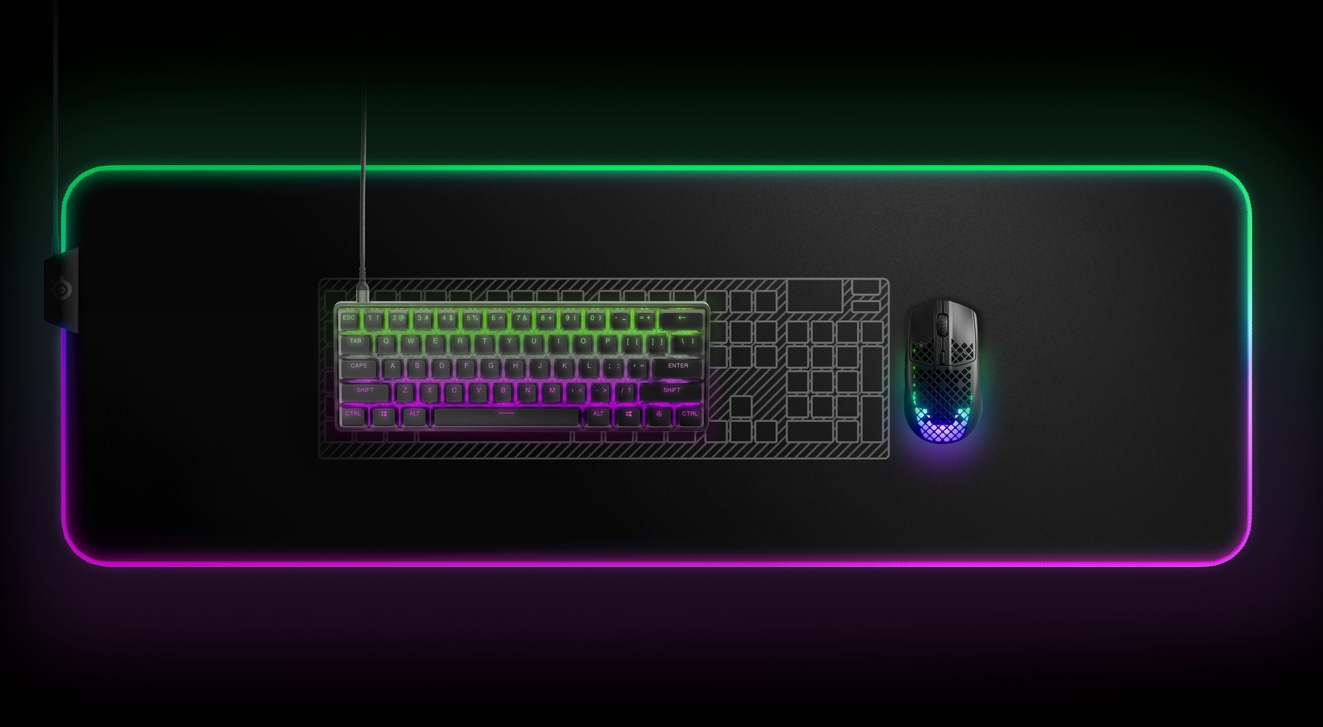 Schwarzes Mauspad mit Tastatur und Maus. RGB-Beleuchtung. Schwarzer Hintergrund.
