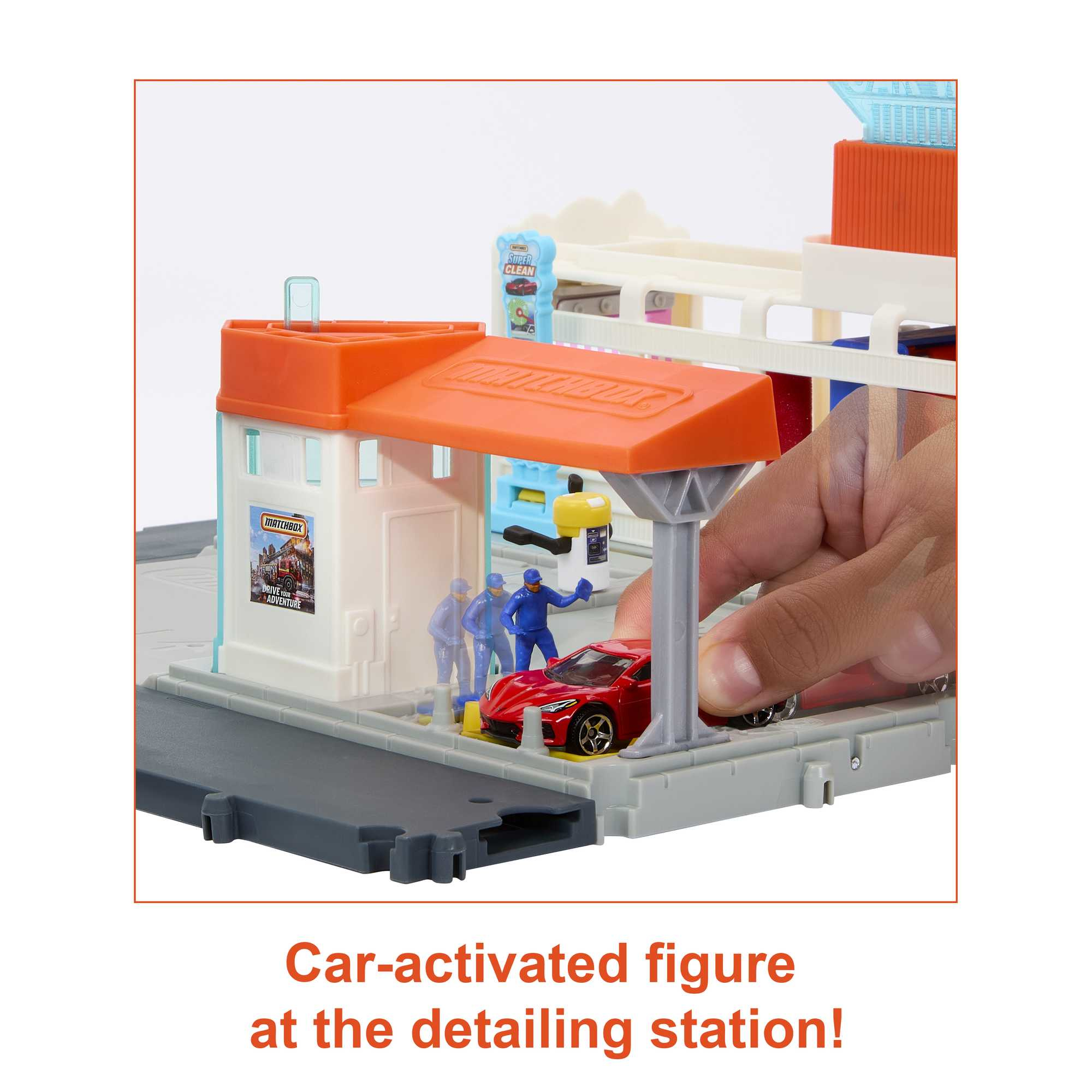 Ein Spielzeug-Autowaschset mit einem roten Auto. Text: Fahrzeugaktivierte Figur an der Detailstation!